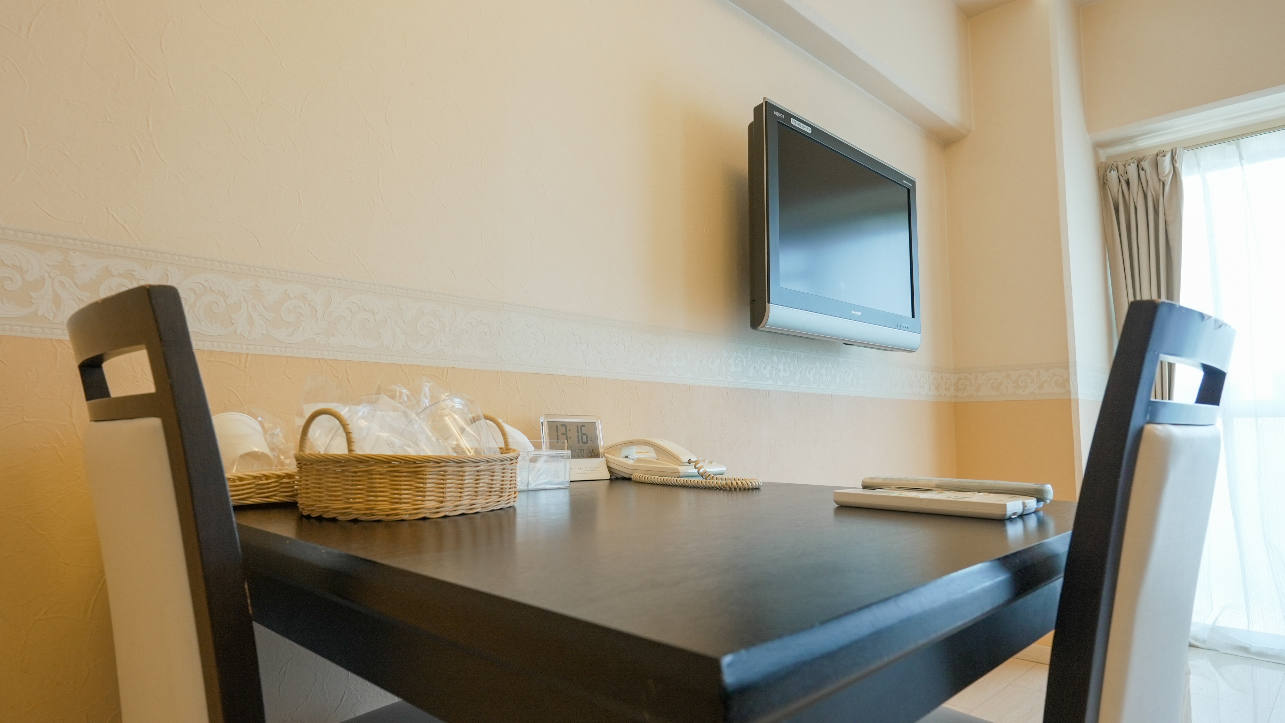 スタンダードツイン（禁煙）デスク周り