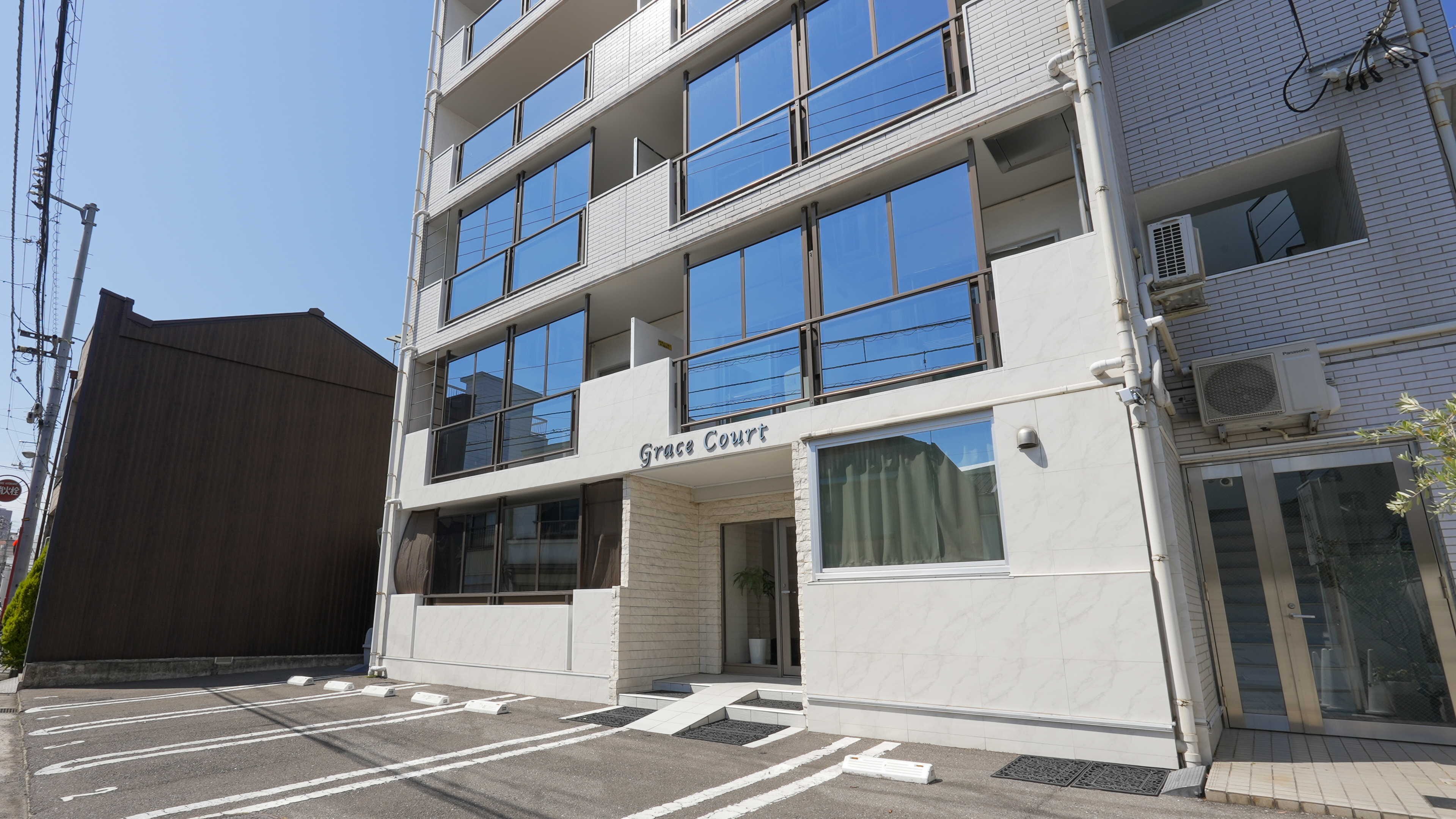 ホテル外観、入口周辺