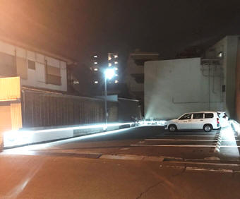 ホテル前無料平面駐車場指定番号有リ、入出庫自由