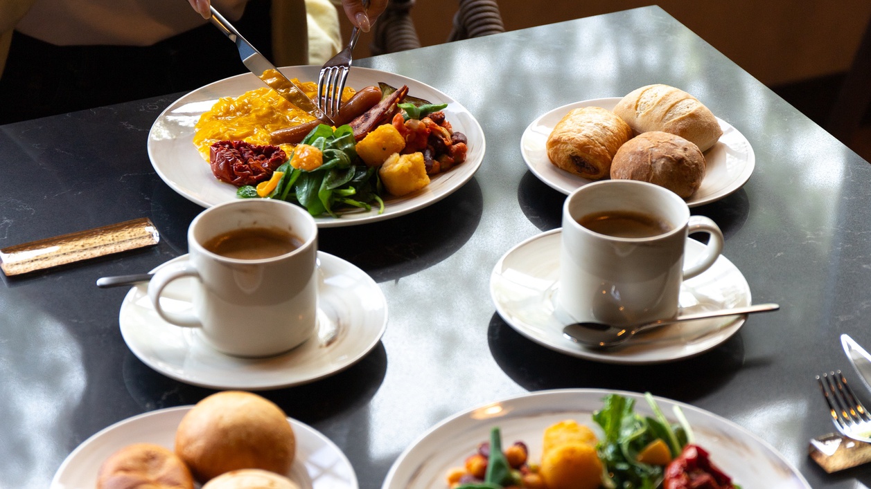 【朝食】新鮮なサラダと温かい料理をバランスよく楽しめる、身体にやさしい朝食を
