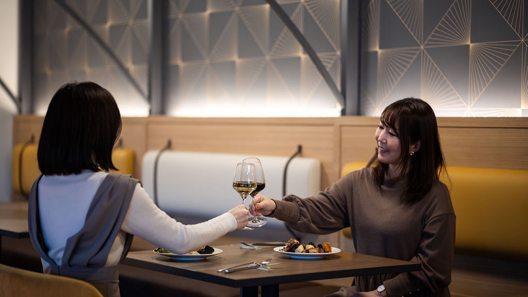 【夕食】洗練された空間で、料理とワインを楽しむ贅沢なひととき