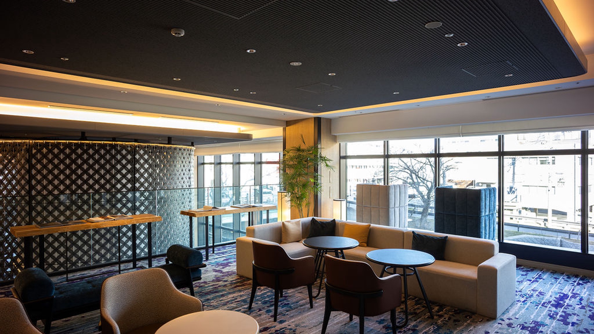 【ワークラウンジ落ち着いた環境で、ビジネスユースはもちろん、勉強や読書などにも利用可能です