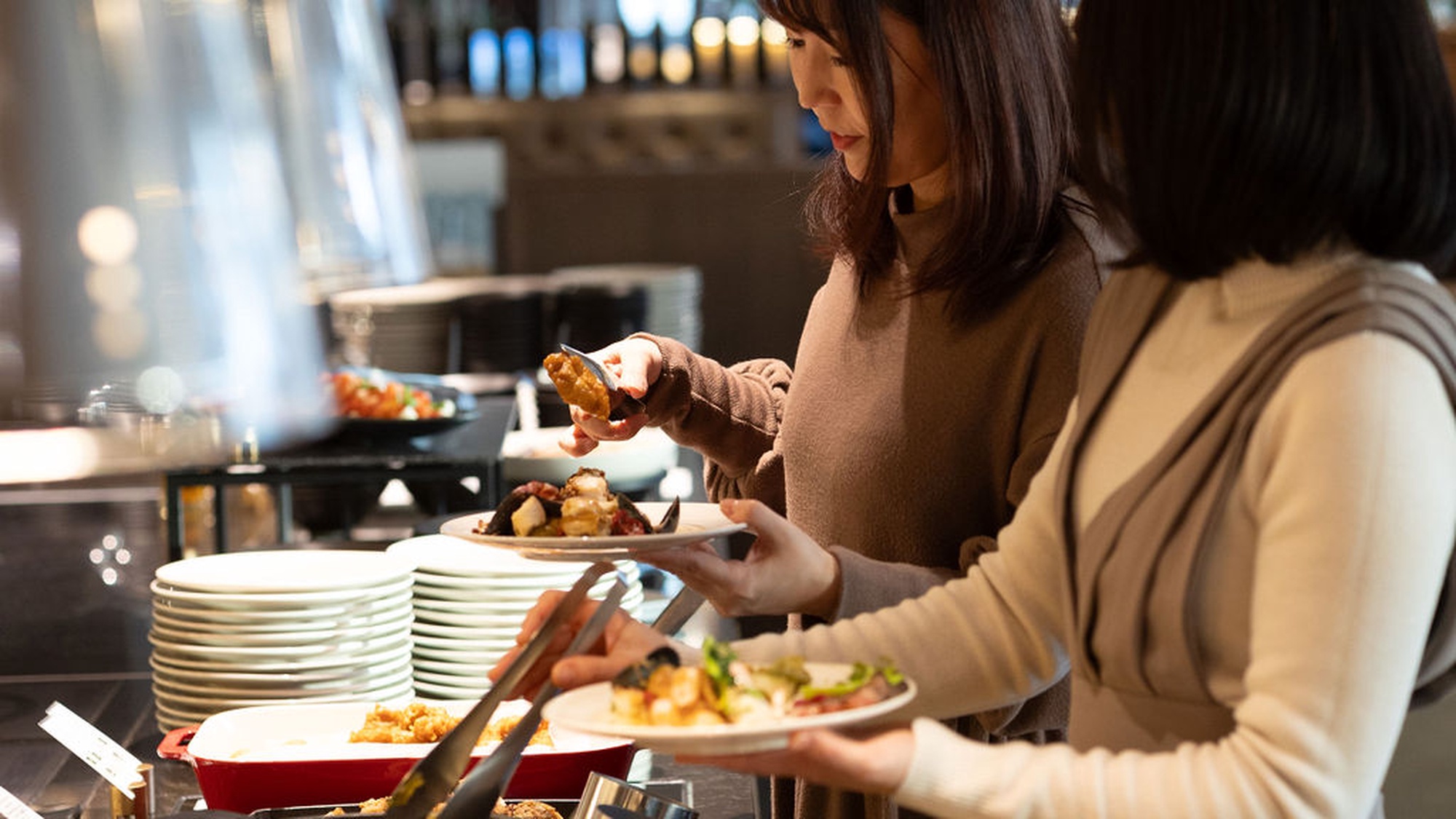 【朝食】ライブキッチンに並ぶ出来立て料理を、お好きなだけ。会話が弾む心温まる朝のブッフェ