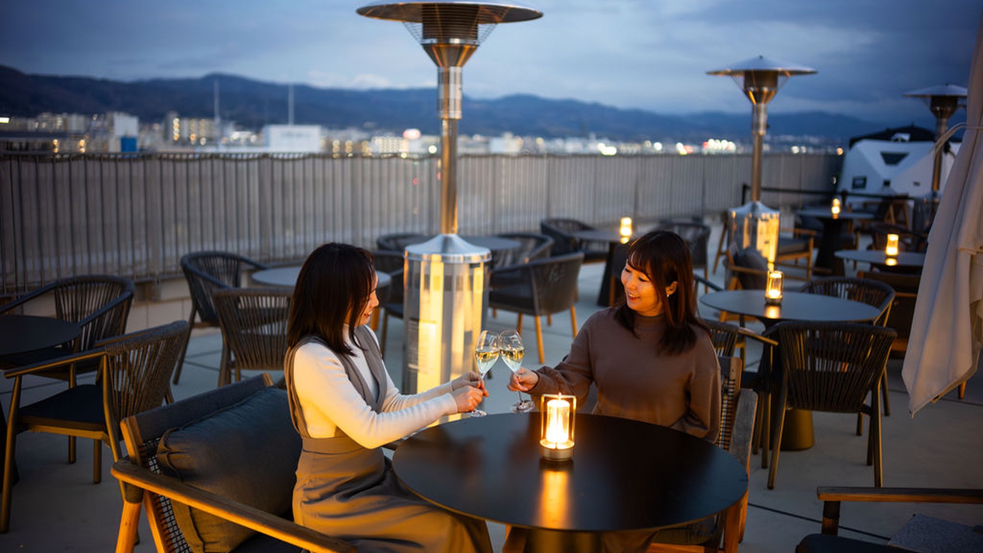 【ルーフトップテラス】奈良の美しい山々を一望できるルーフトップテラスは、夜はバーに変身