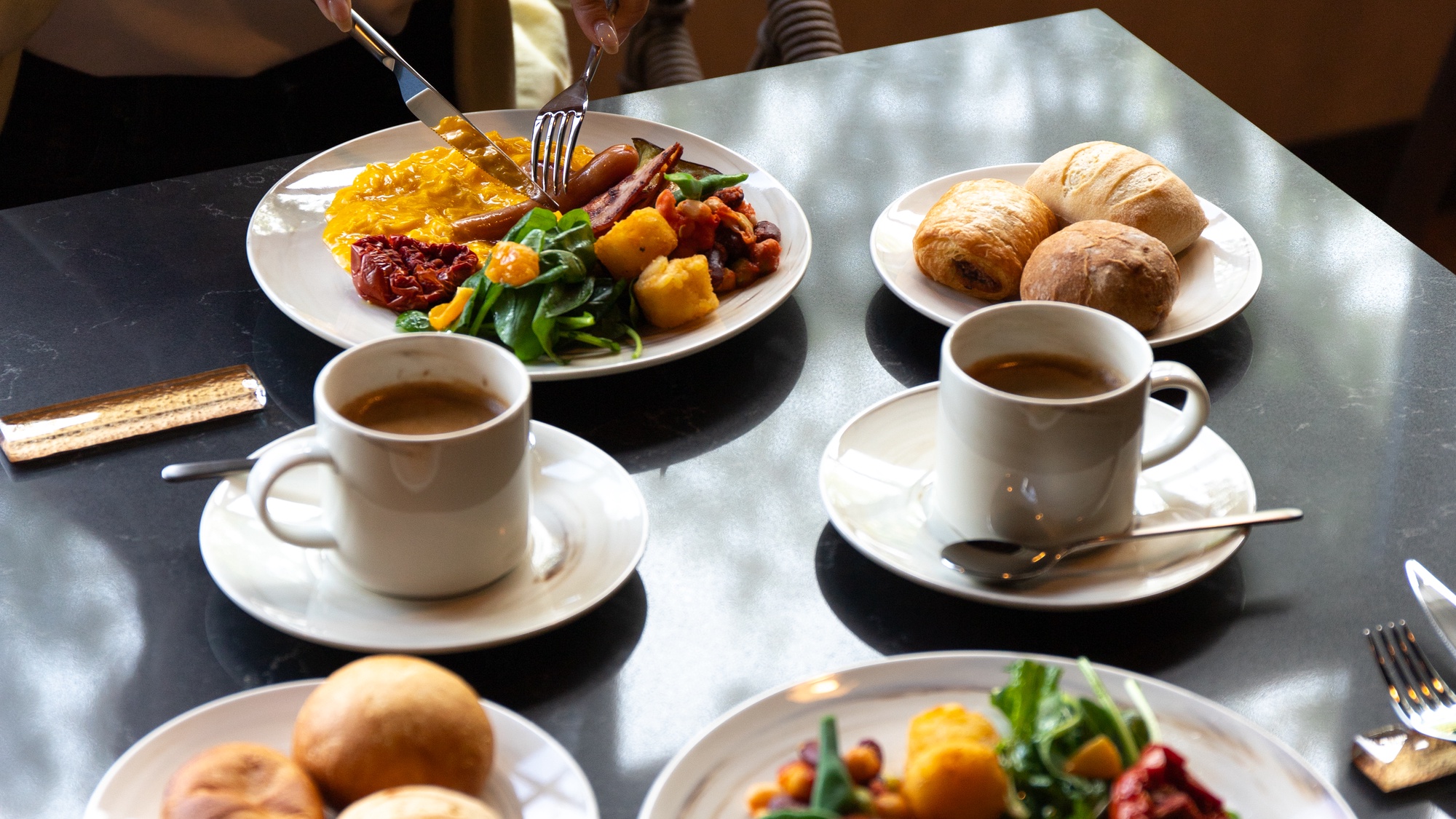 【朝食】新鮮なサラダと温かい料理をバランスよく楽しめる、身体にやさしい朝食を