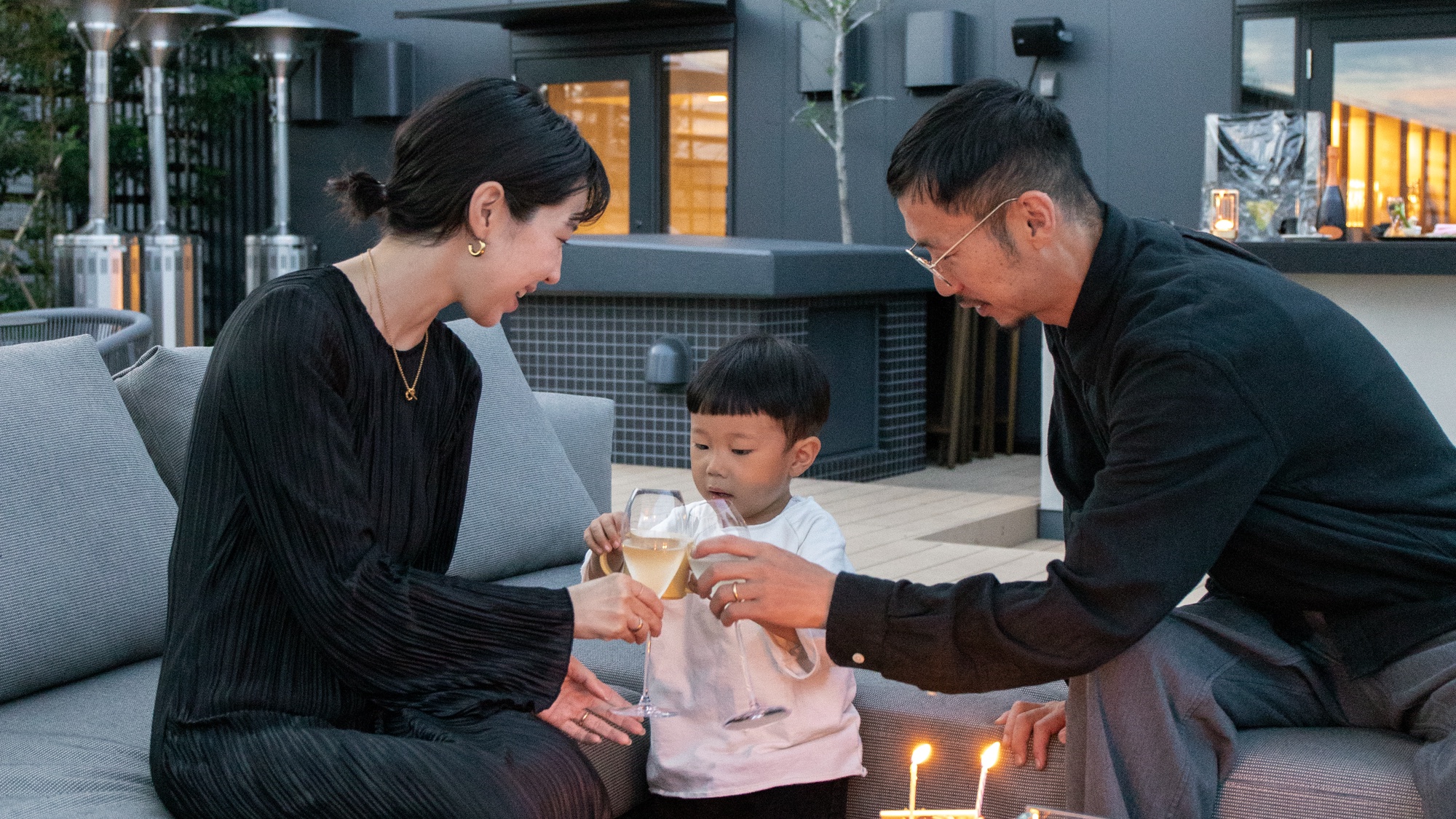 【ルーフトップテラス】昼間はお子さま連れでも安心してご利用いただける広々とした空間