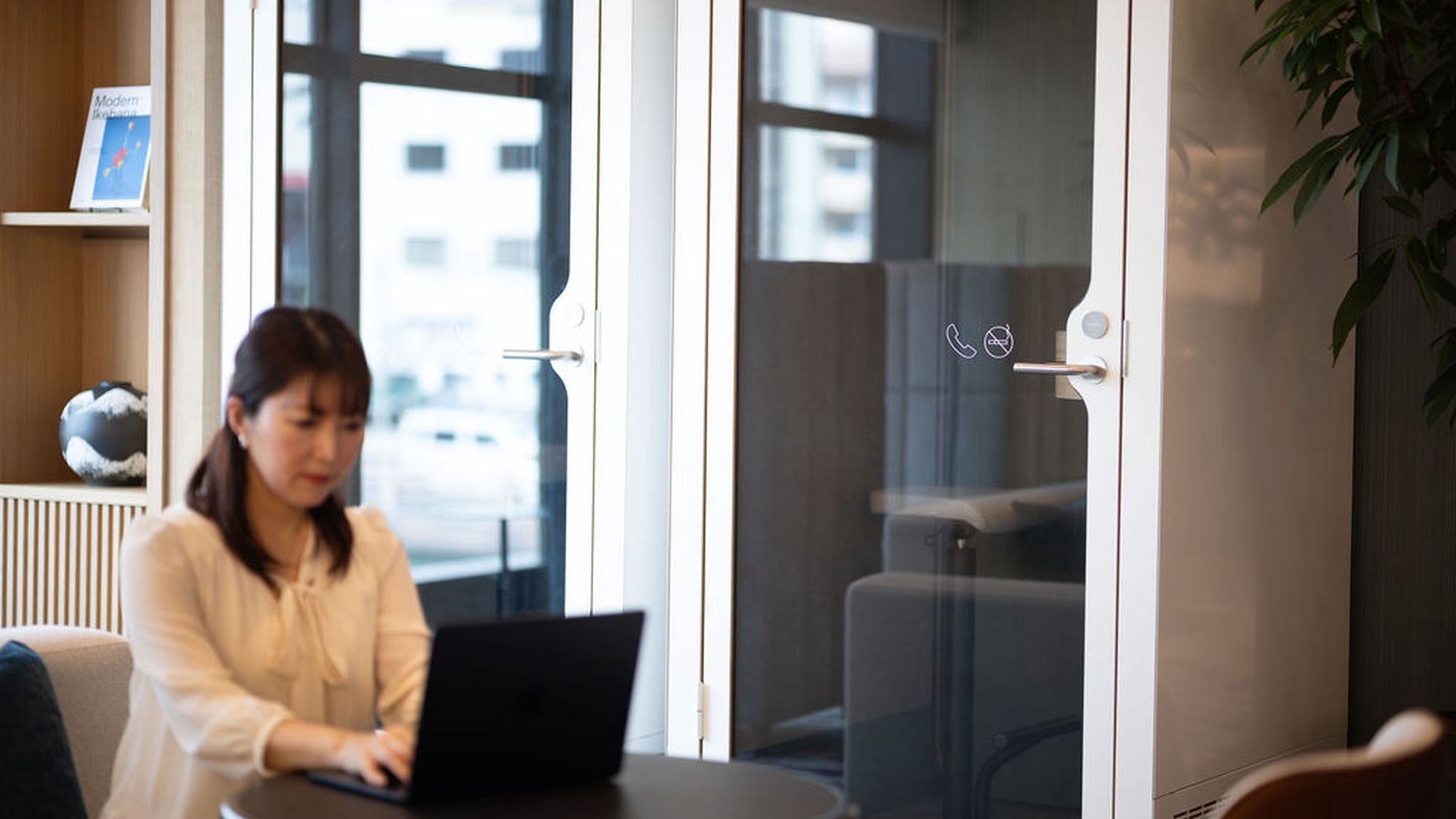 【ワークラウンジ】オンライン会議でも安心な完全個室の防音ブースも設置しております