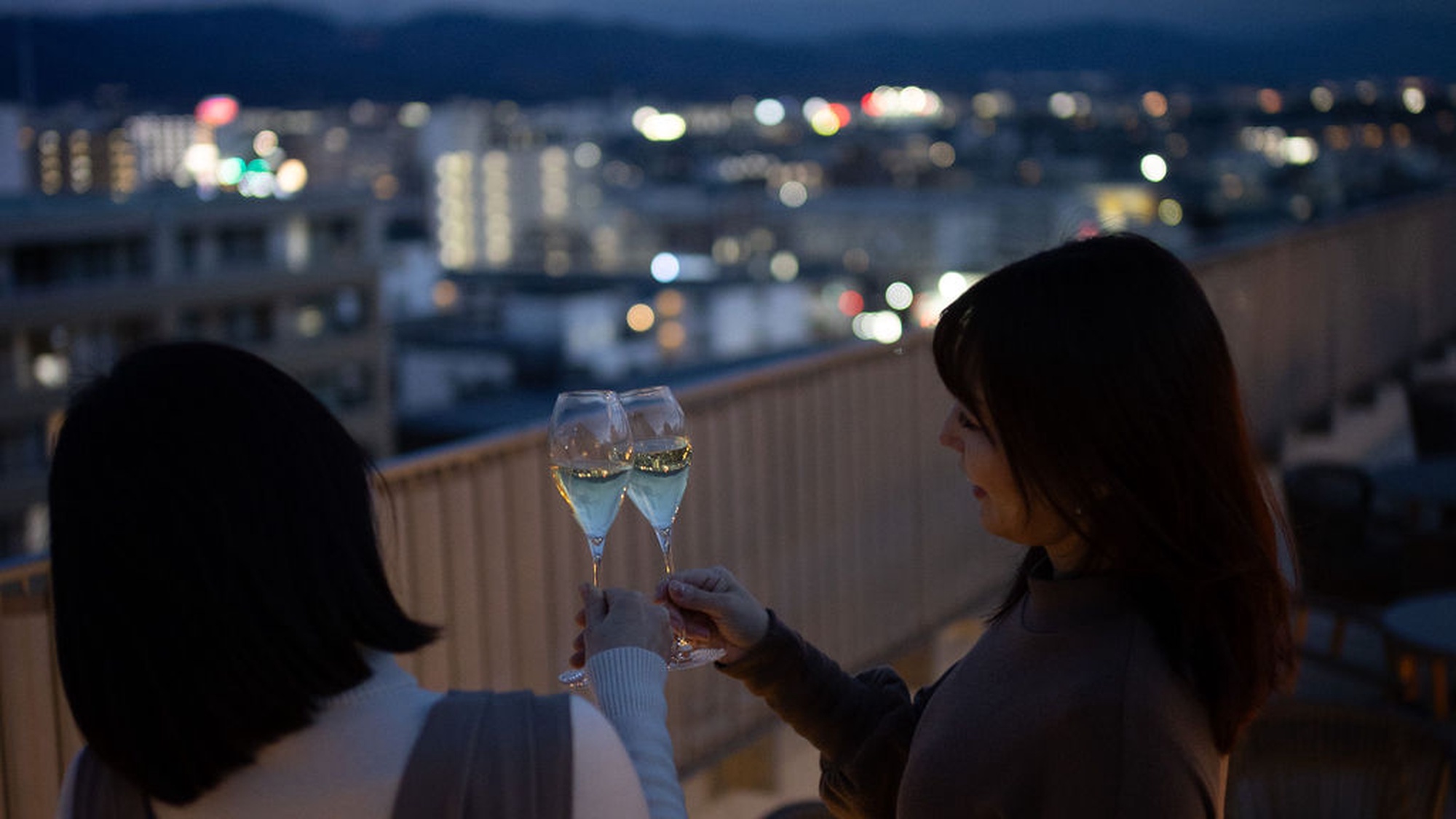 【ルーフトップテラス】夜はバーに変身。シャンパンや特別なクラフトカクテルを味わっていただけます