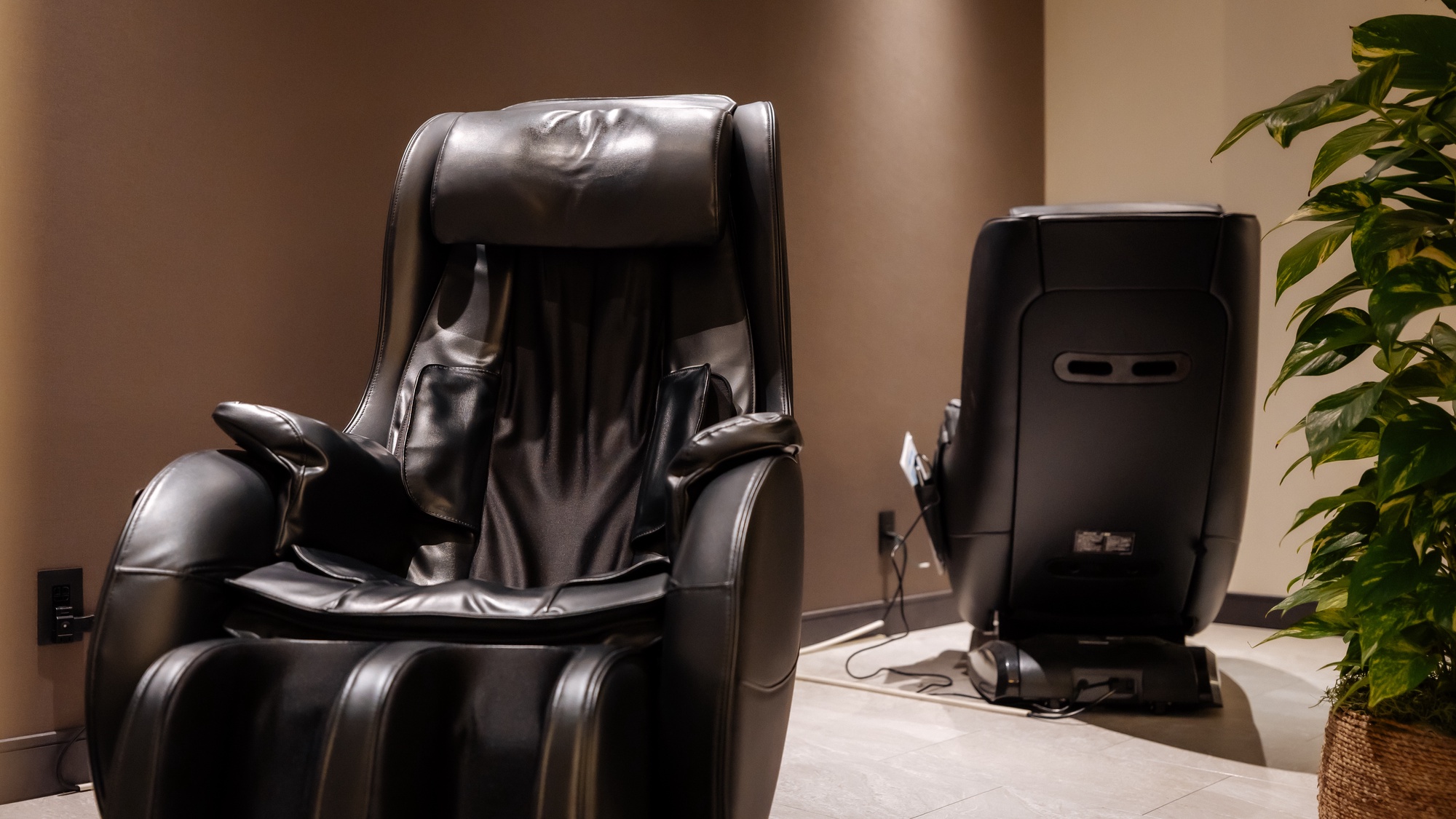 【ウェルネスラウンジ】無料でご利用いただけるマッサージチェアをご用意しております