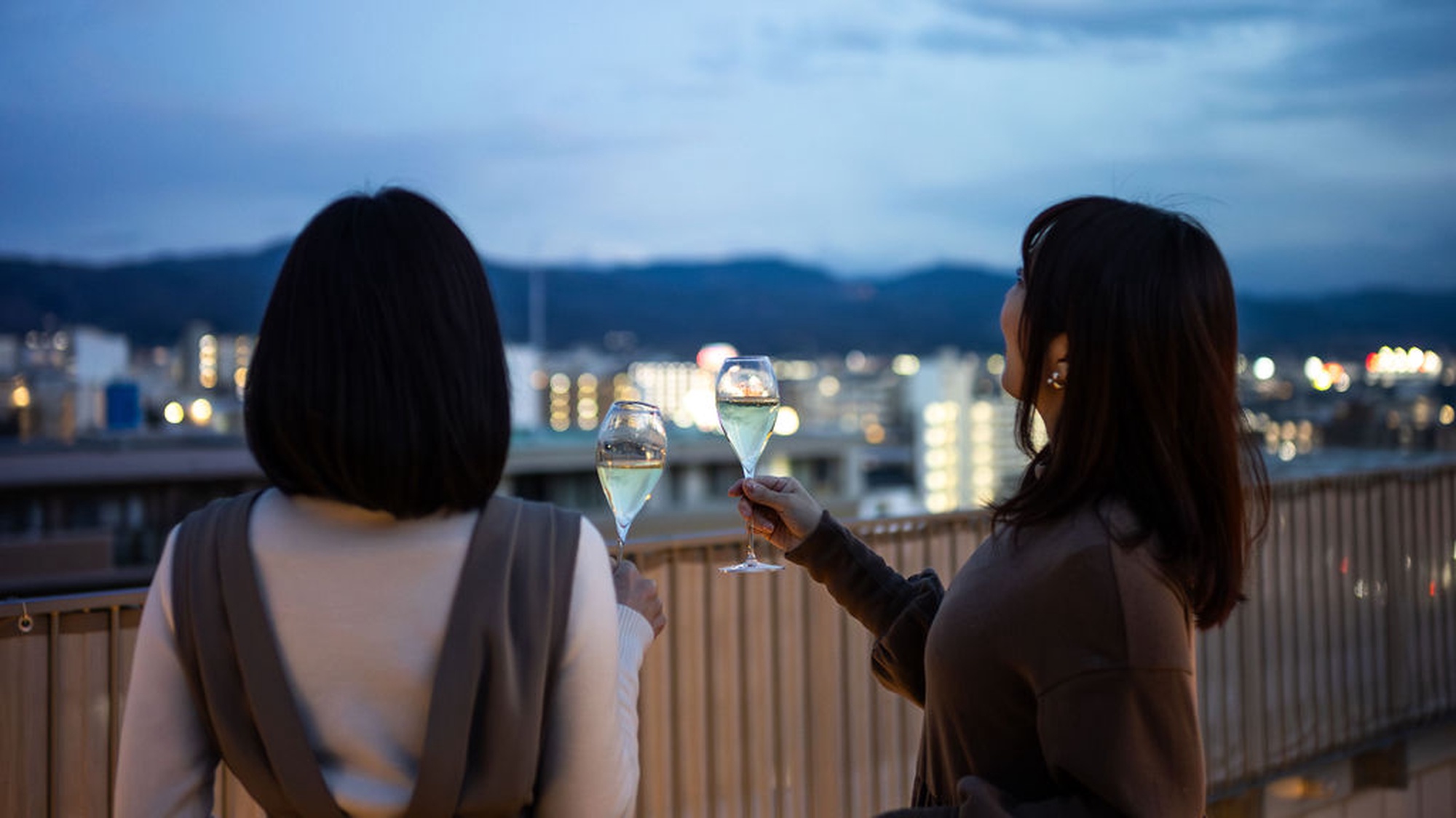 【ルーフトップテラス】夜はバーに変身。シャンパンや特別なクラフトカクテルを味わっていただけます