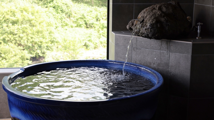 *【客室一例】～花亭～青を基調とした信楽焼の浴槽で、独特の模様があり、目でも楽しむことができます。