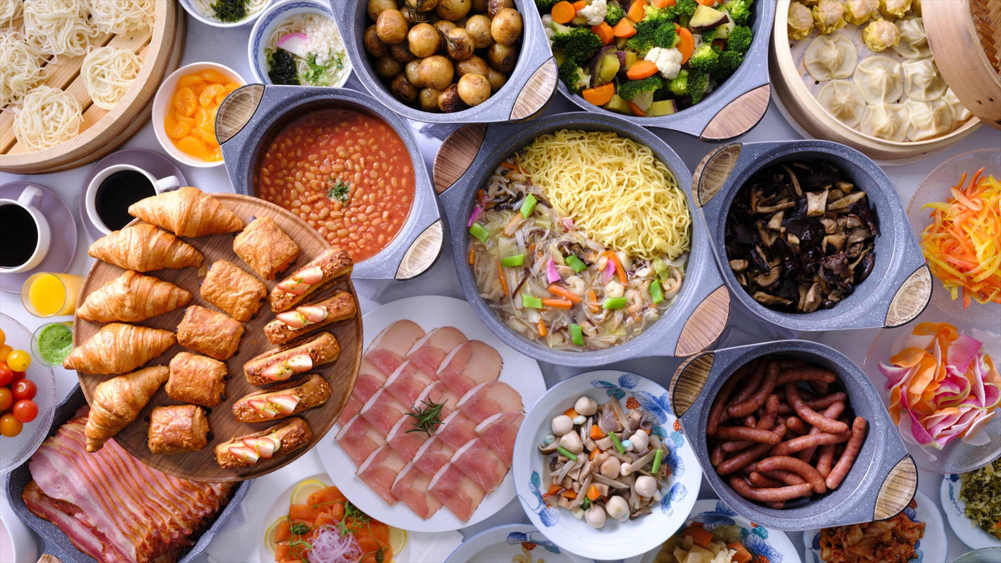 朝食ビュッフェイメージ／オムレツ3種・エッグベネディクト・クロッフルはライブキッチンにてご提供