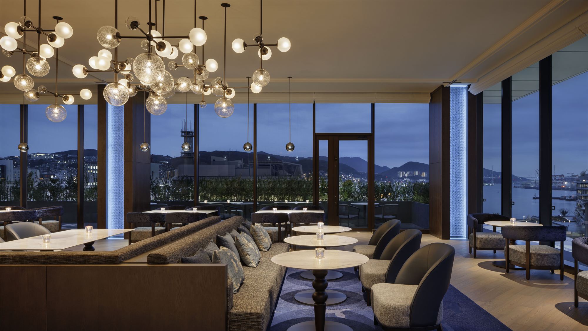 バーラウンジ「The Azurite」