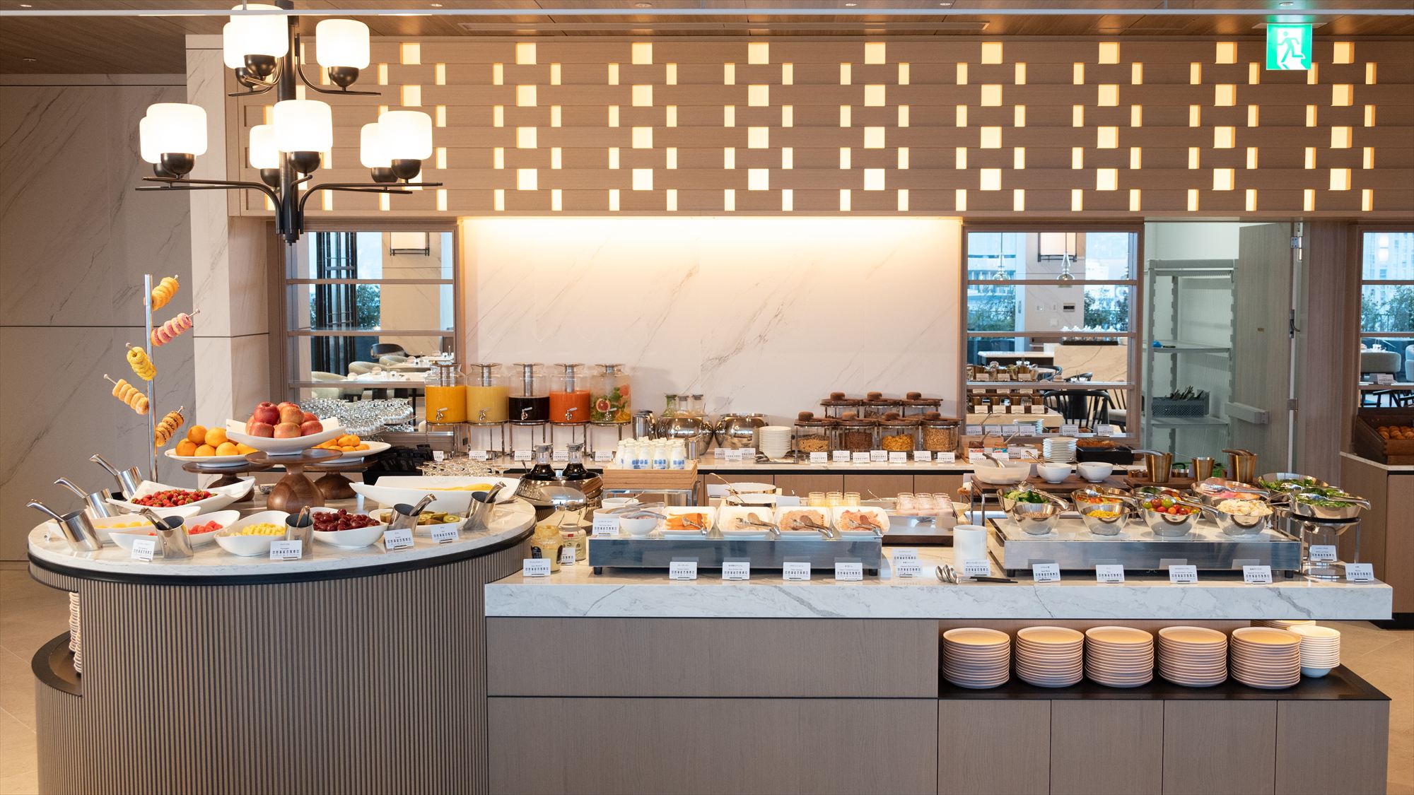 長崎をはじめ地元九州産の最高級食材をふんだんに使用した、和洋中のビュッフェブッフェスタイル