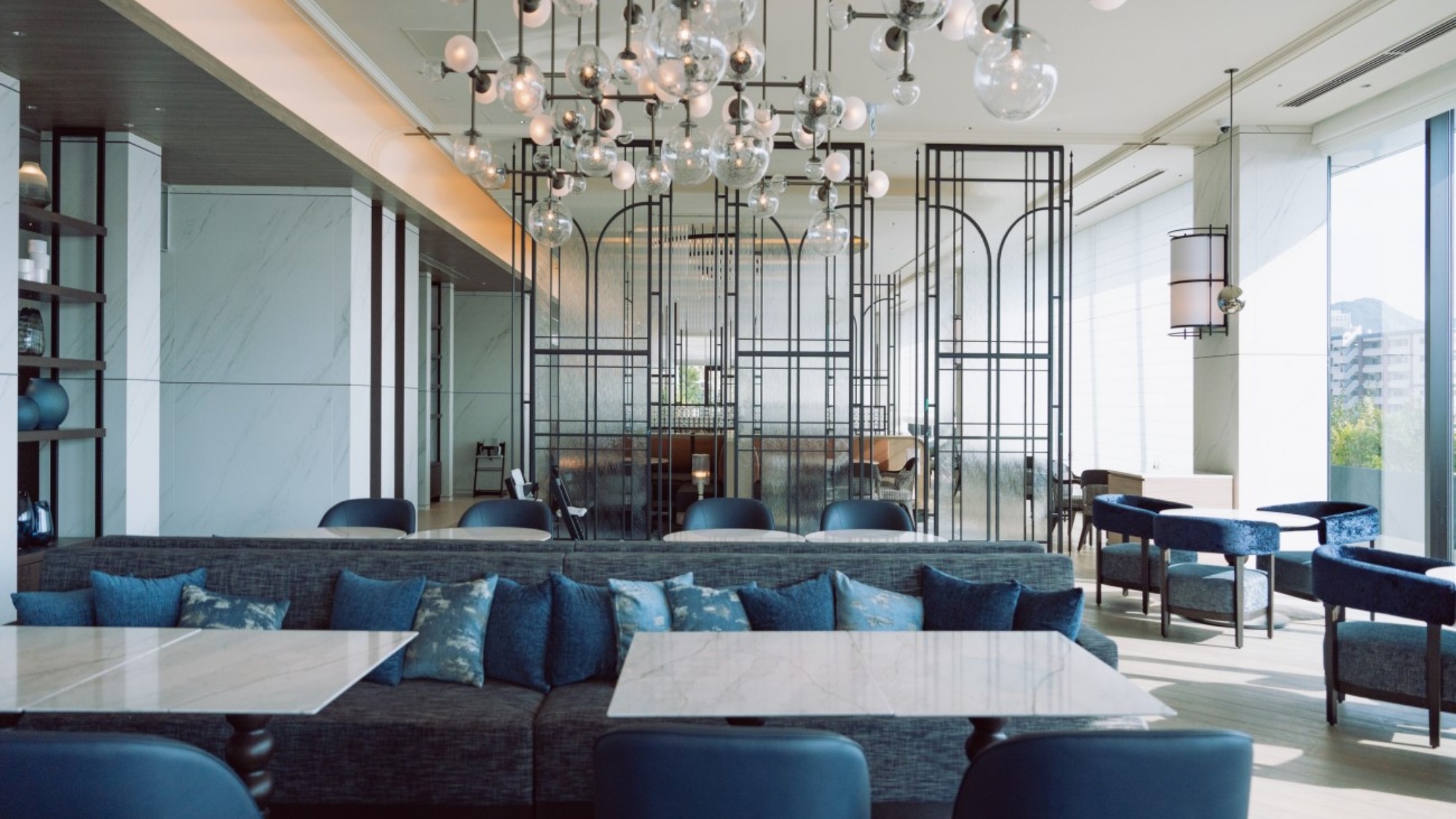 バーラウンジ「The Azurite」