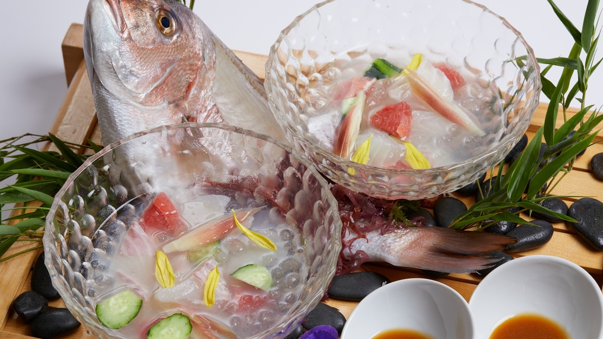 目の前の海で手ぶらで釣り体験〜釣った魚はシェフが調理〜(2食付)