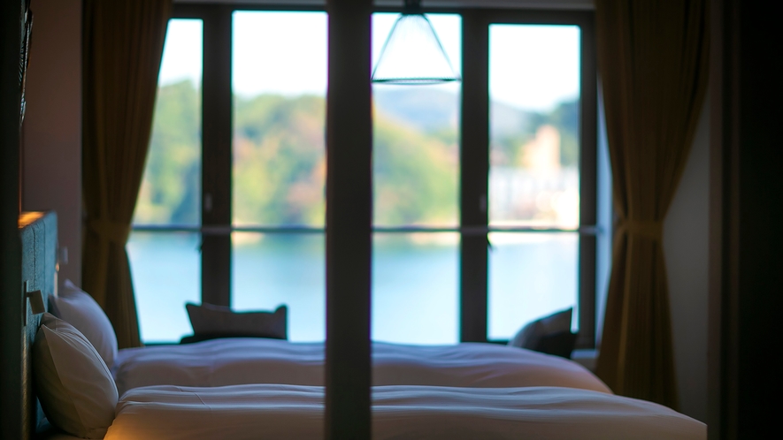 海を眺めながらベッドでひと眠りも、旅ならではの特別な休息。