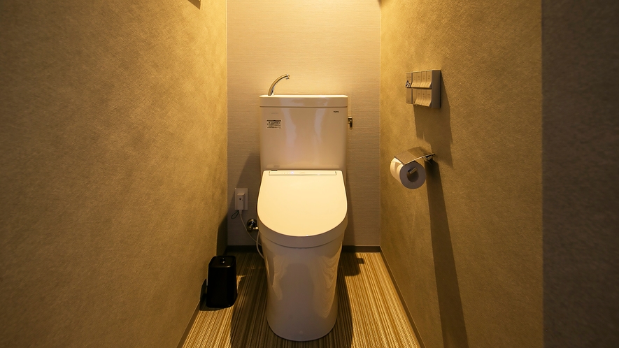 【トイレ】温水洗浄便座完備。