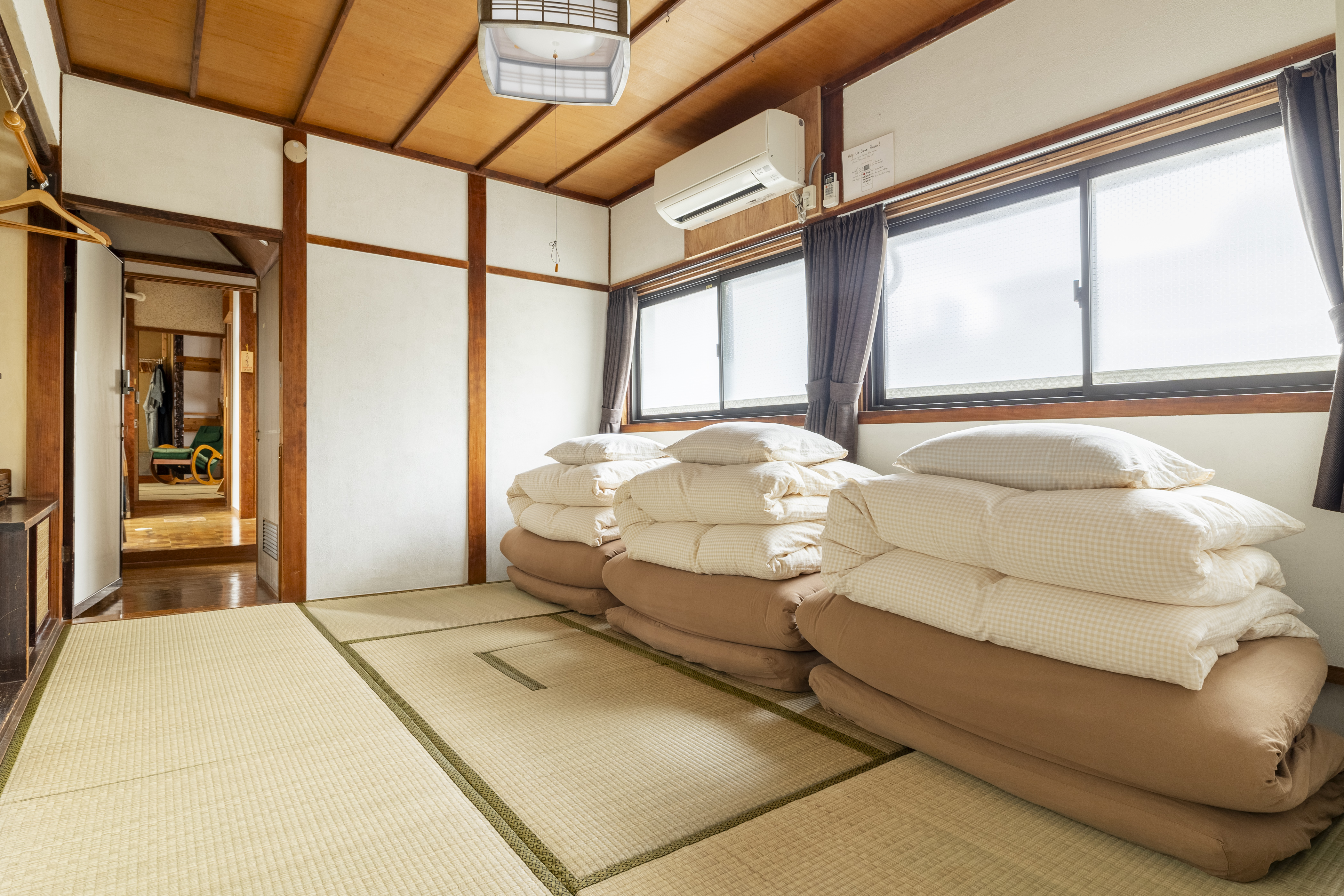 ベッドルーム1：ダブルベッド1台・布団3組