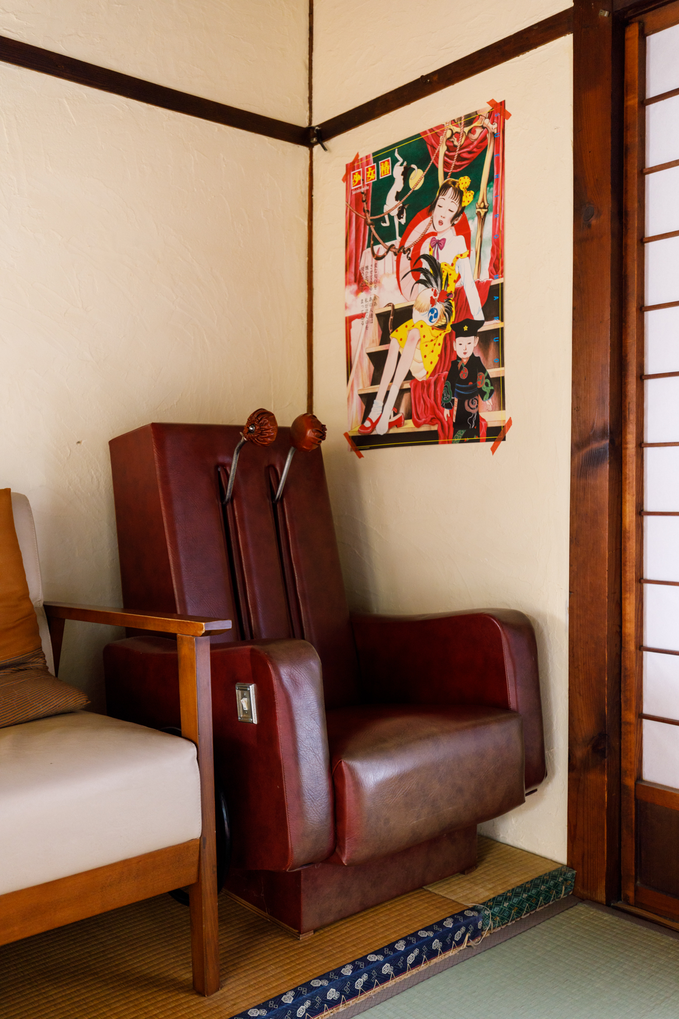 元住人のおばあちゃんのアンティークと、オーナーが世界を旅して集めた不思議なアイテムが共存しています。