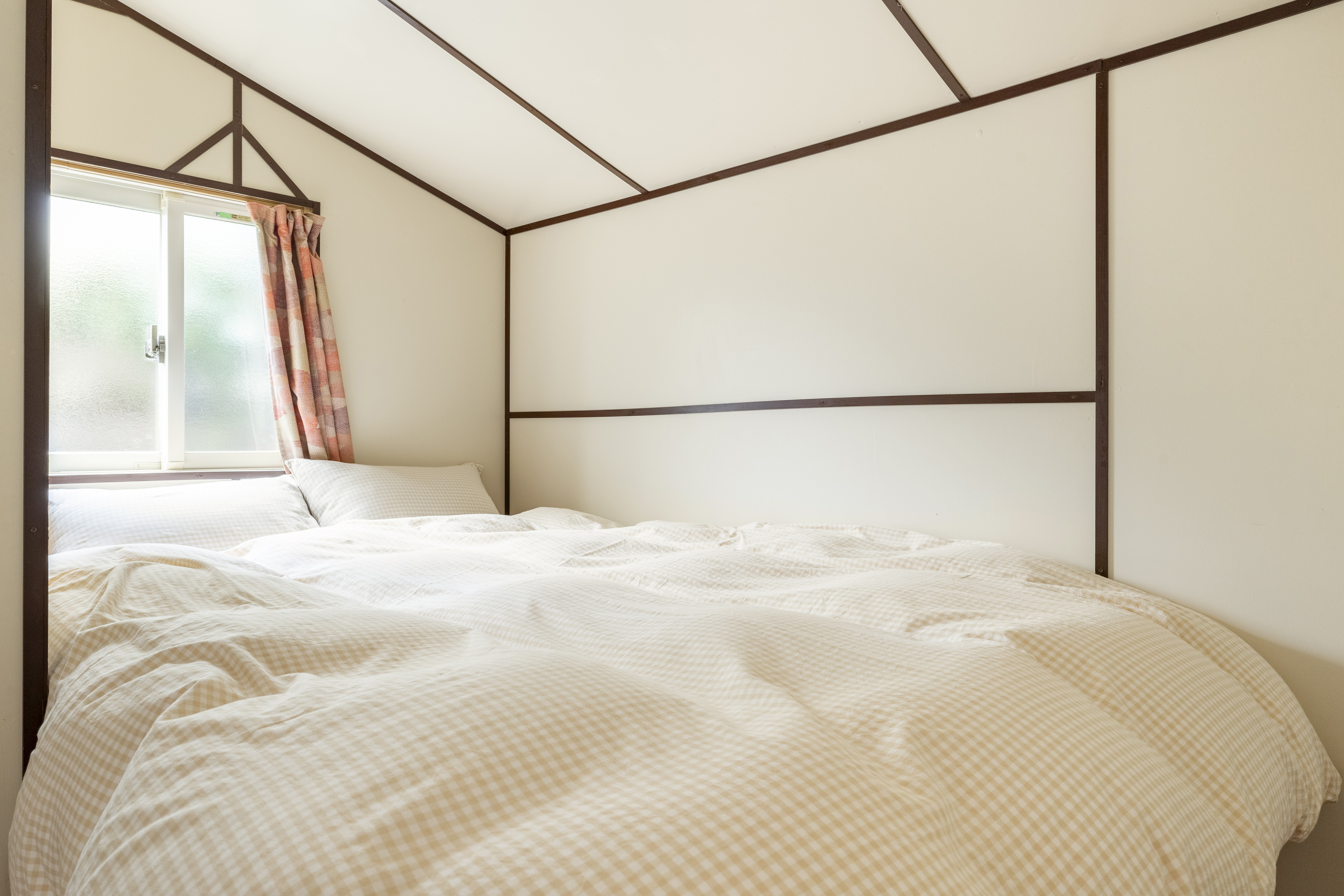 ベッドルーム1：ダブルベッド1台・布団3組