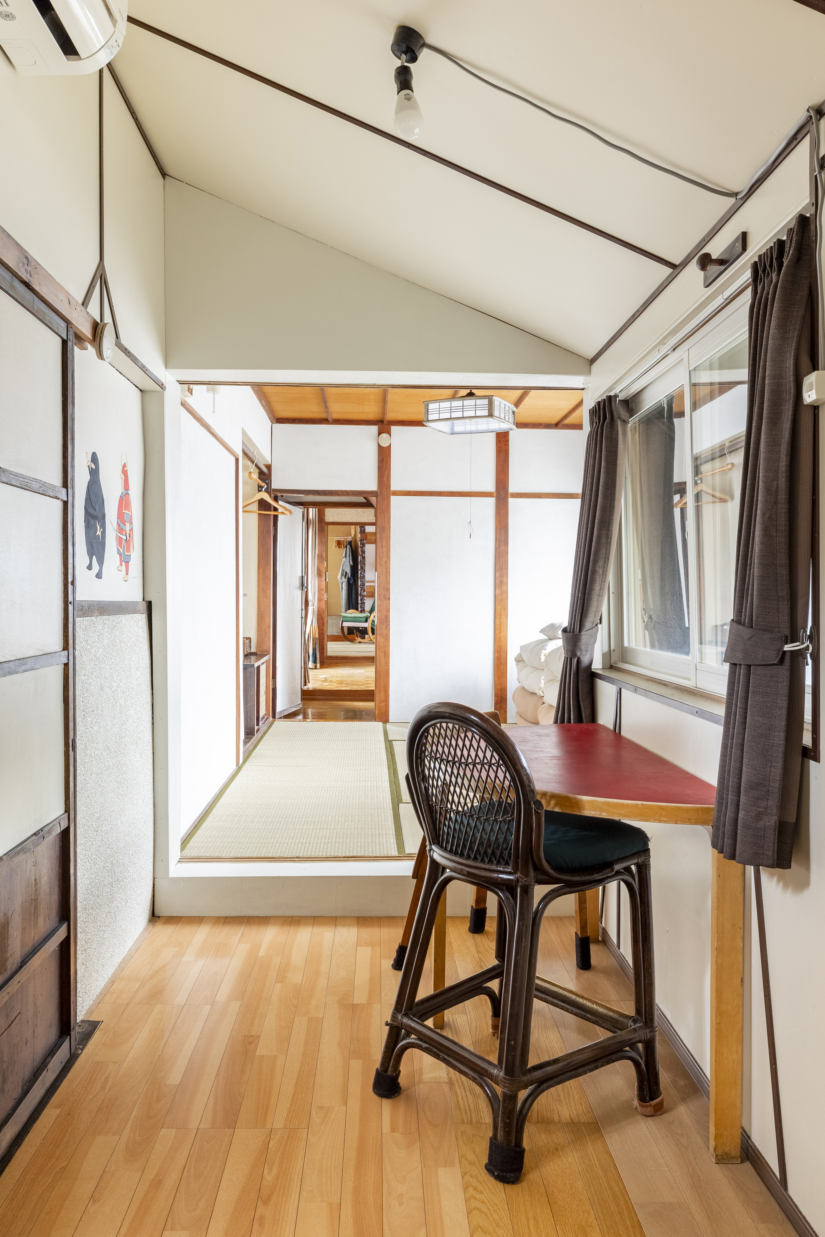 ベッドルーム1：ダブルベッド1台・布団3組