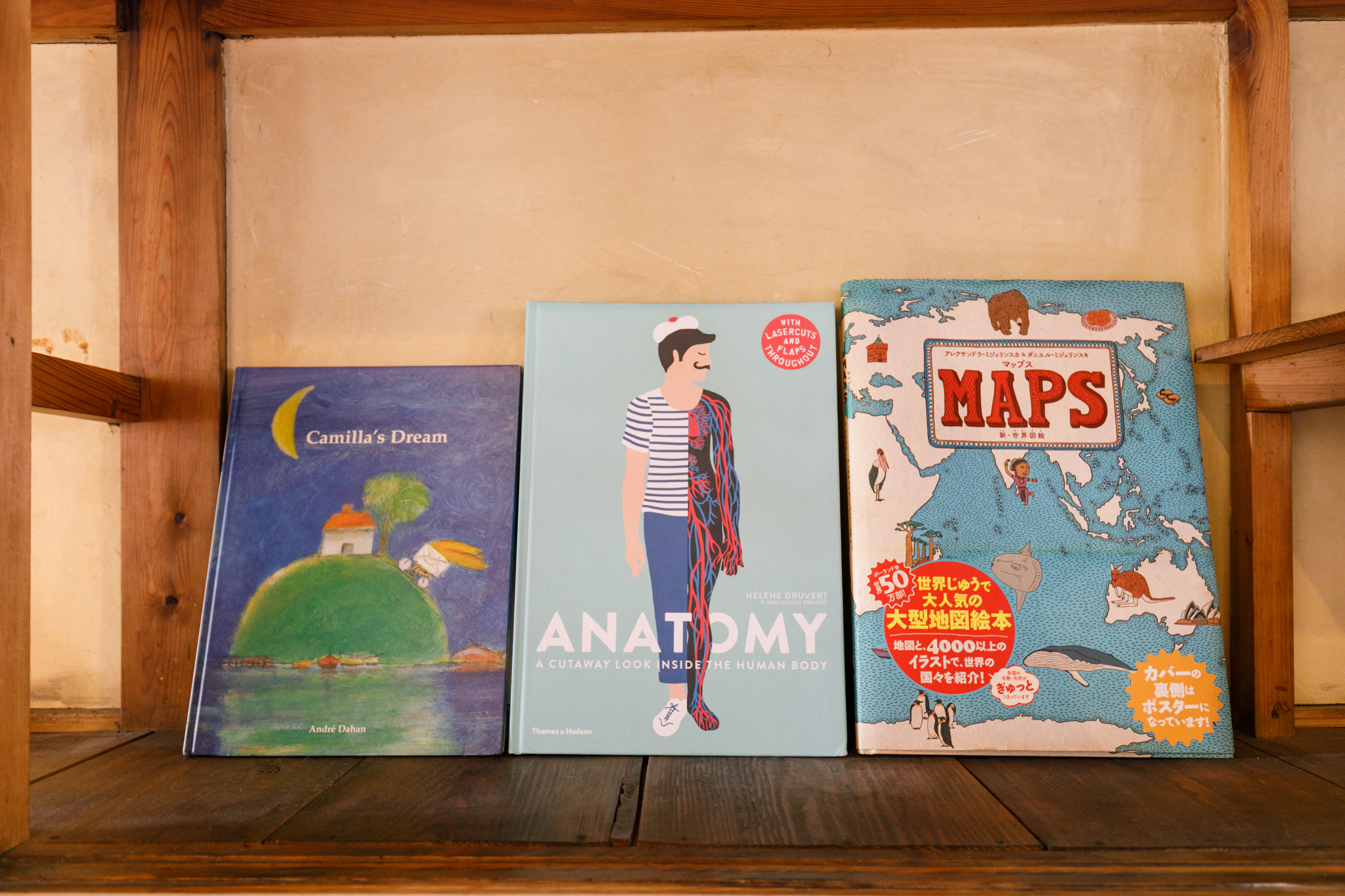 元住人のおばあちゃんのアンティークと、オーナーが世界を旅して集めた不思議なアイテムが共存しています。