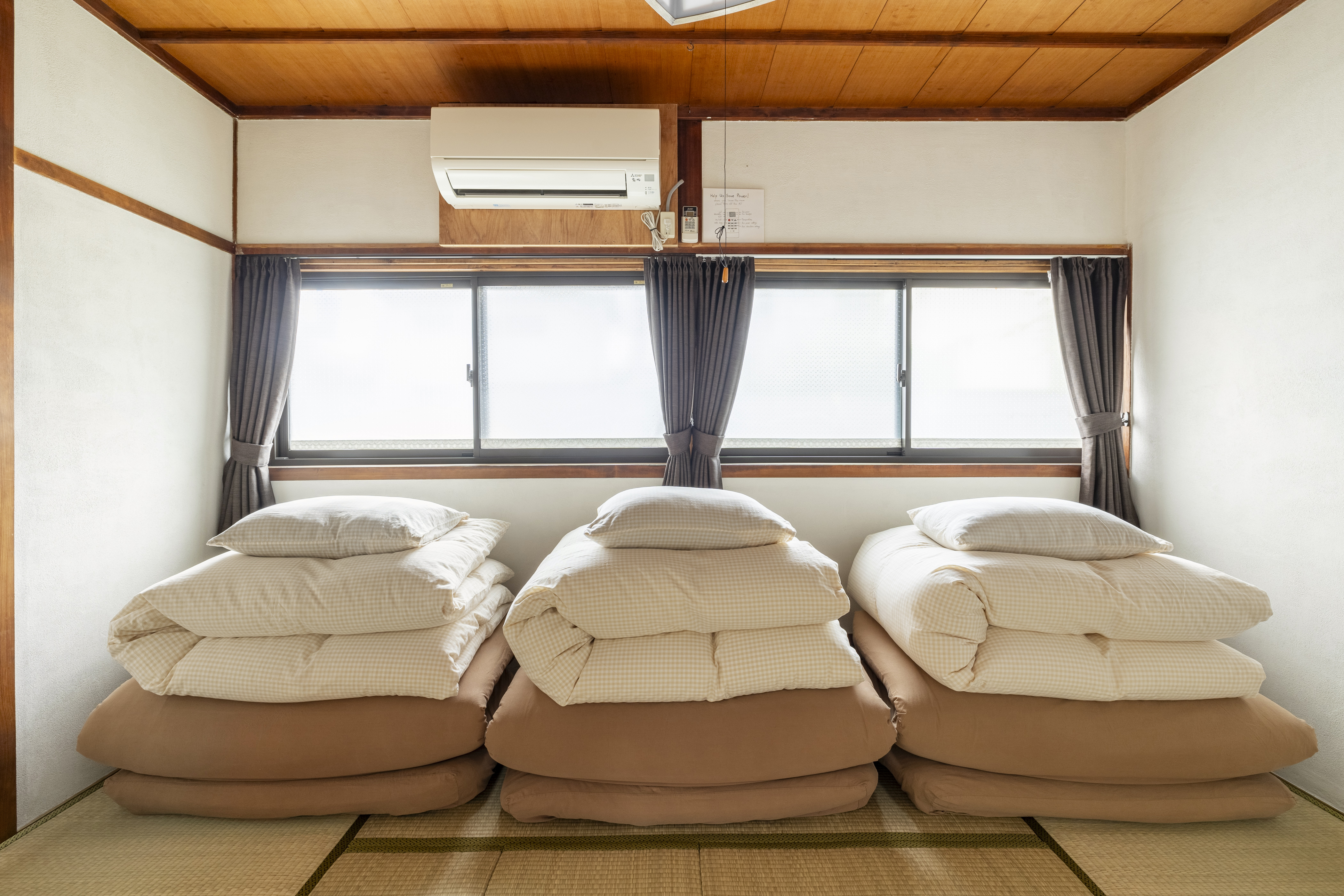 ベッドルーム1：ダブルベッド1台・布団3組