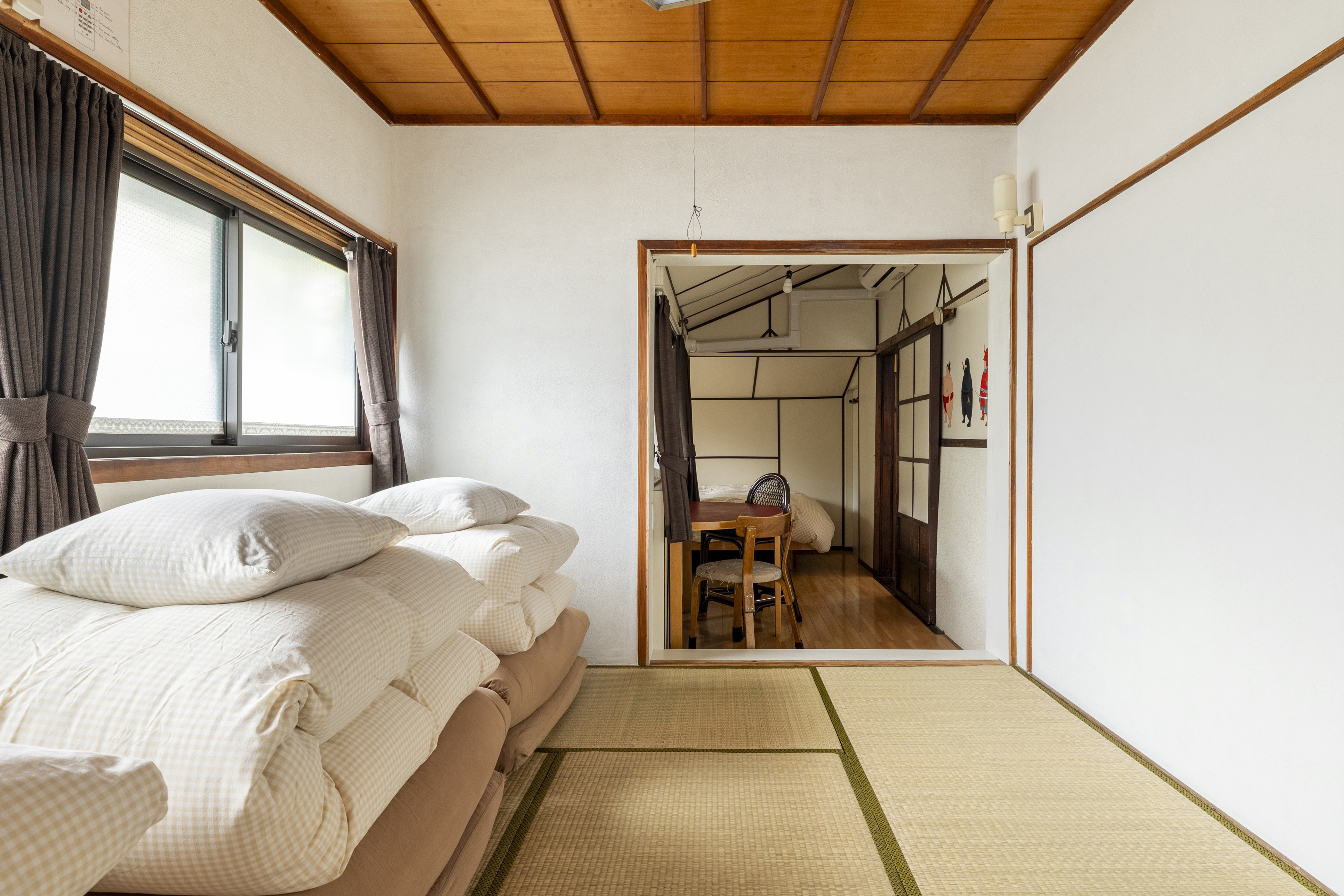 ベッドルーム1：ダブルベッド1台・布団3組