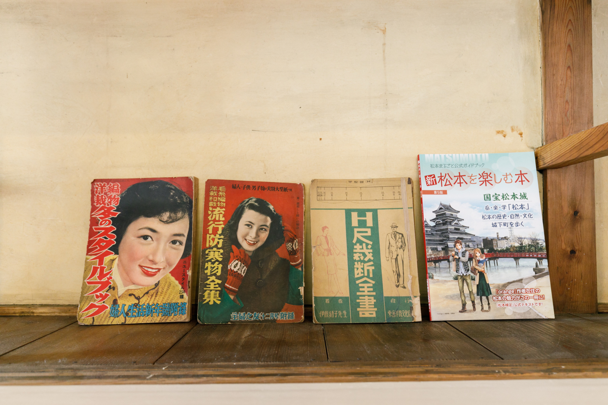 元住人のおばあちゃんのアンティークと、オーナーが世界を旅して集めた不思議なアイテムが共存しています。