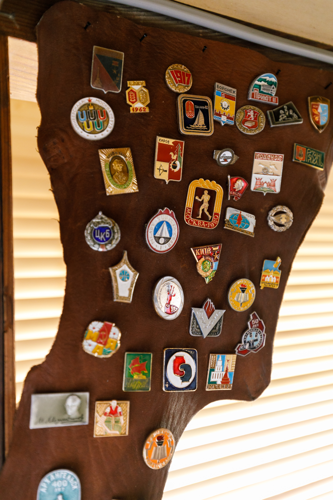 元住人のおばあちゃんのアンティークと、オーナーが世界を旅して集めた不思議なアイテムが共存しています。