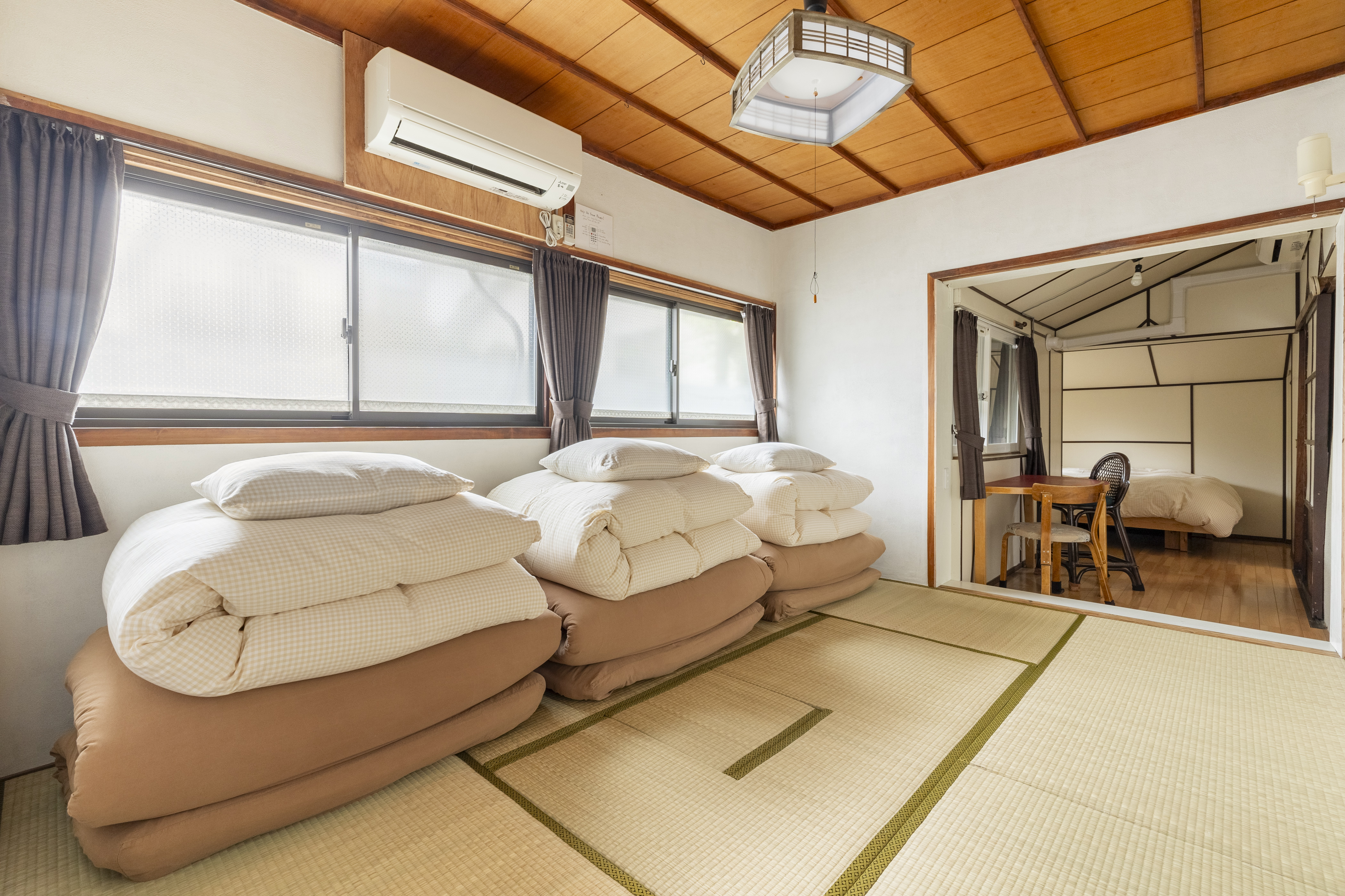 ベッドルーム1：ダブルベッド1台・布団3組