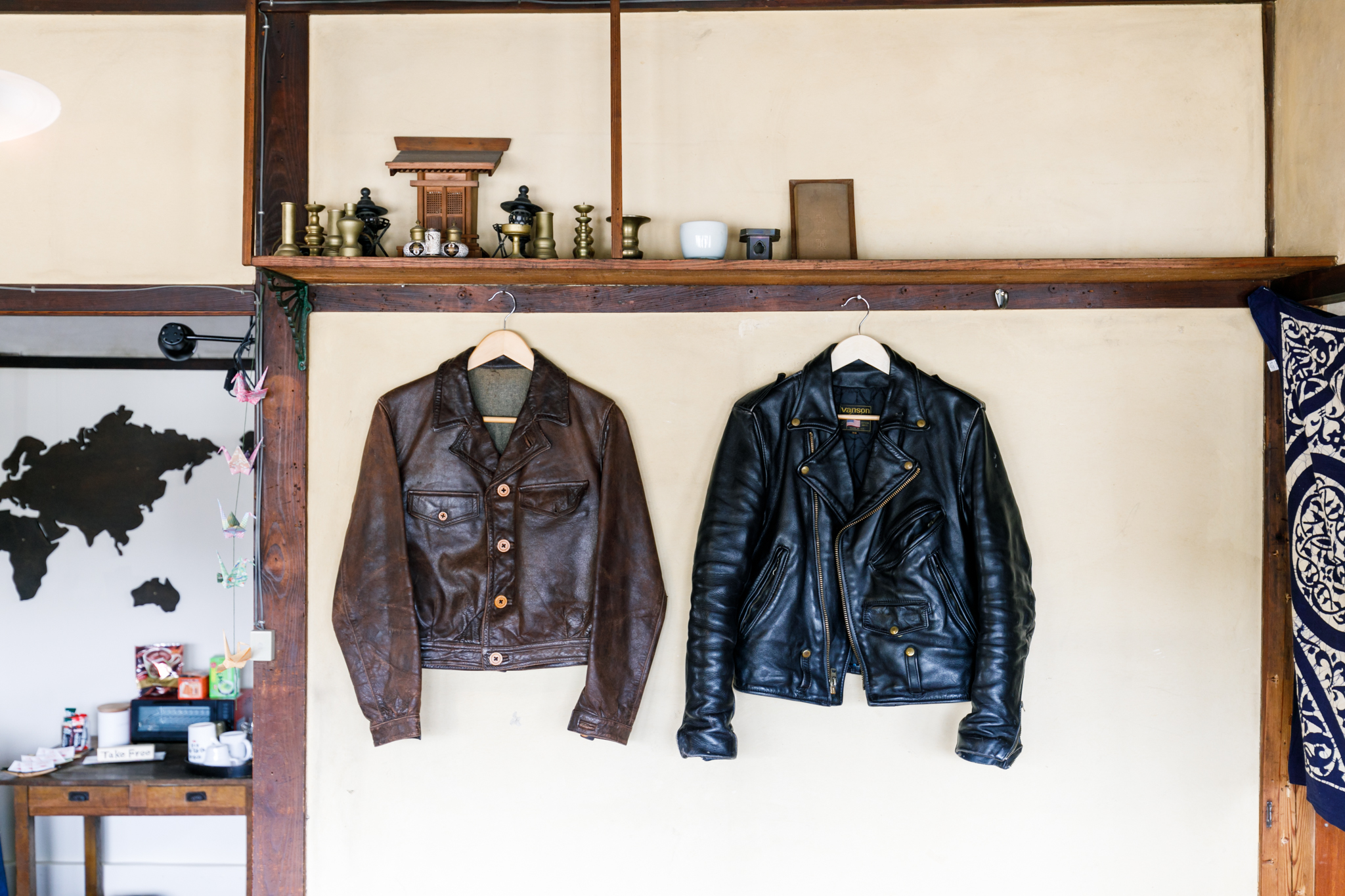 元住人のおばあちゃんのアンティークと、オーナーが世界を旅して集めた不思議なアイテムが共存しています。