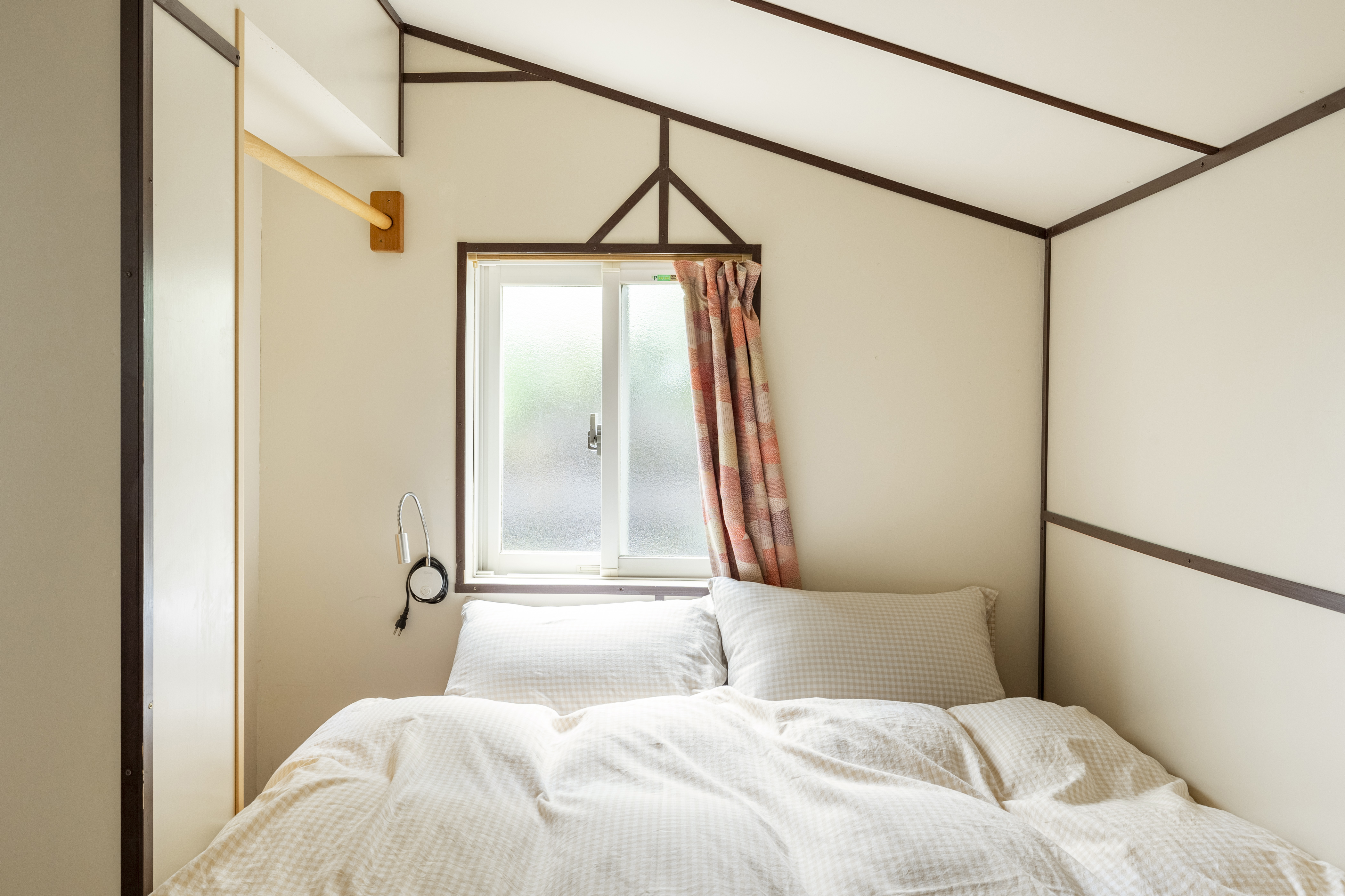 ベッドルーム1：ダブルベッド1台・布団3組