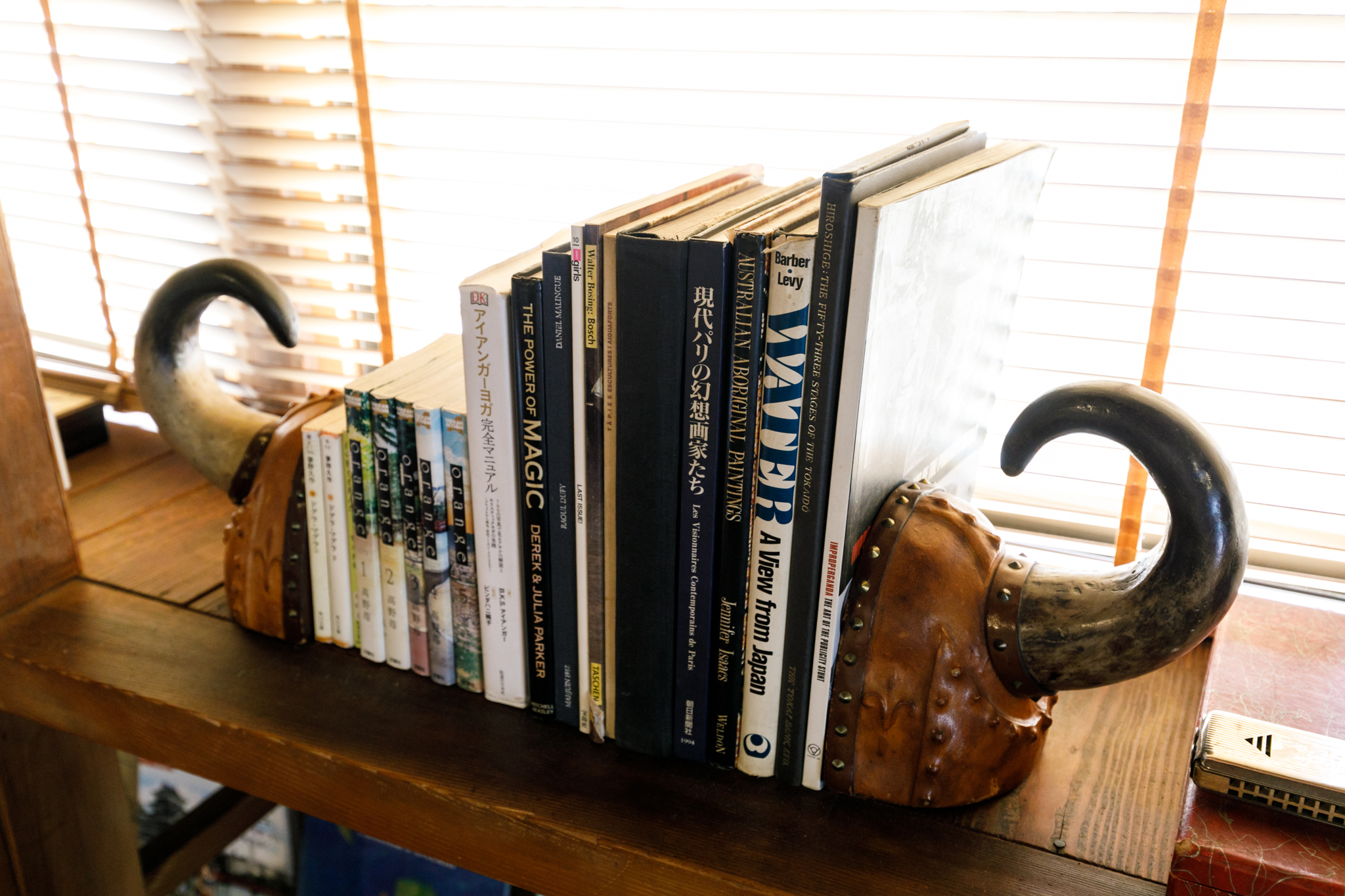 元住人のおばあちゃんのアンティークと、オーナーが世界を旅して集めた不思議なアイテムが共存しています。