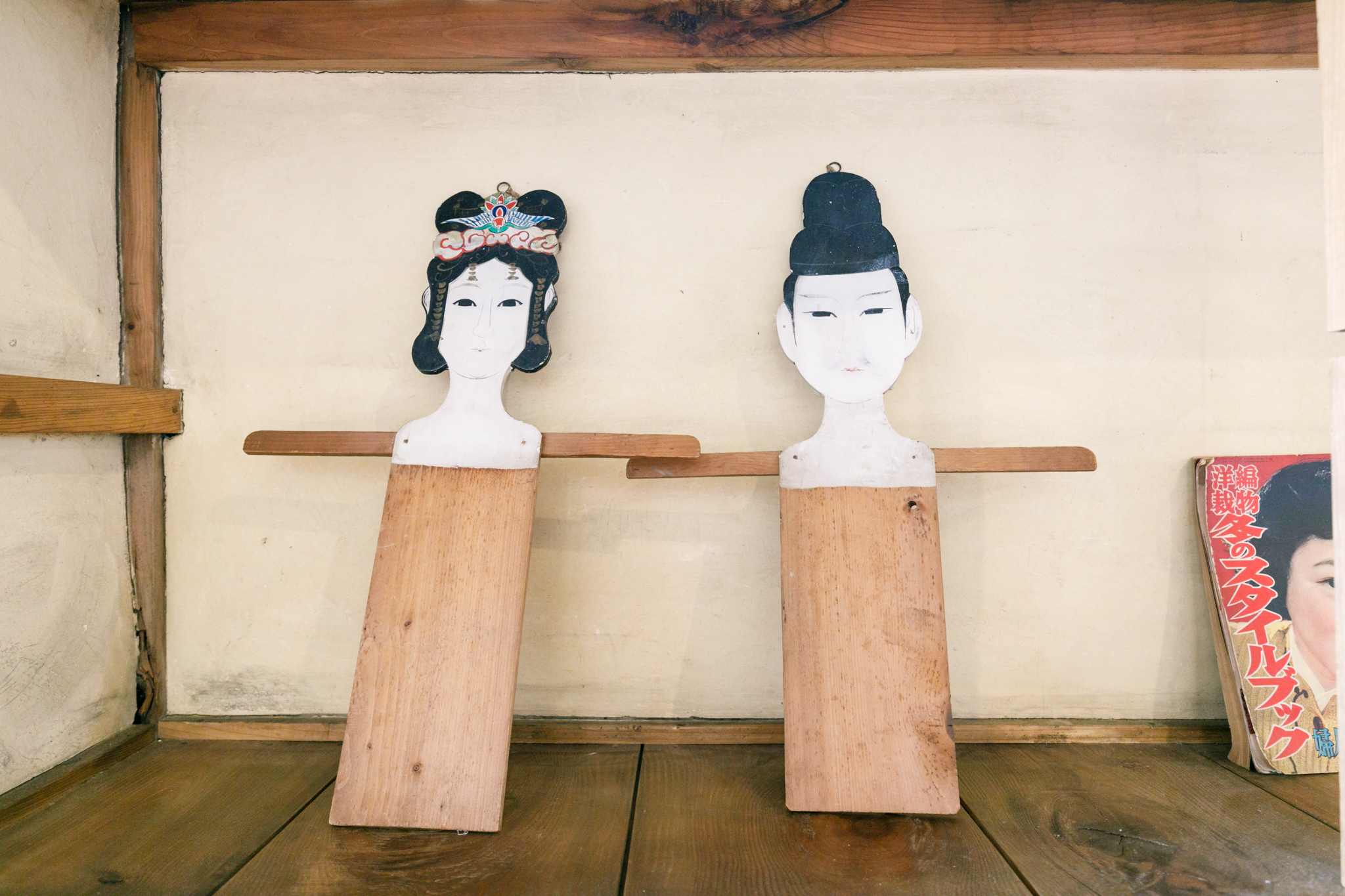 元住人のおばあちゃんのアンティークと、オーナーが世界を旅して集めた不思議なアイテムが共存しています。