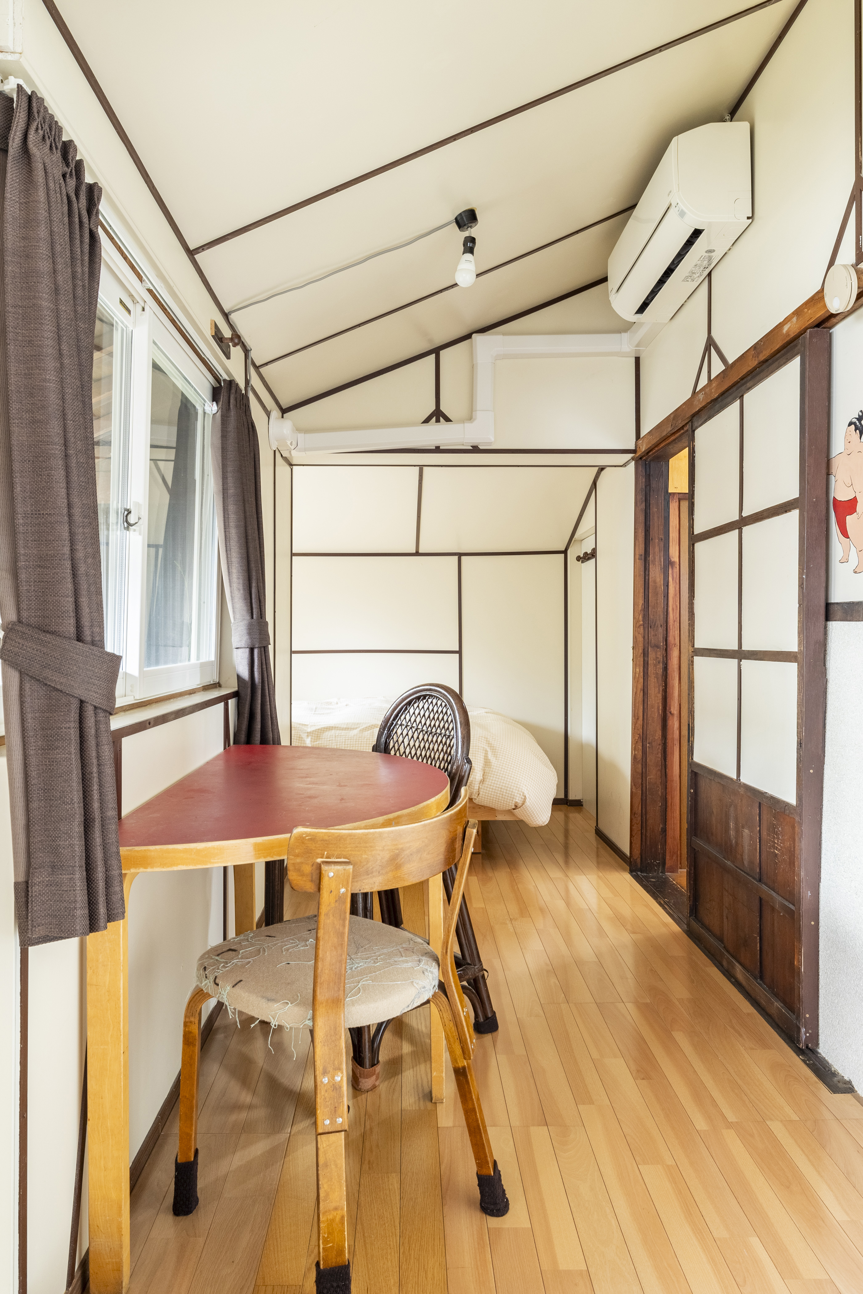 ベッドルーム1：ダブルベッド1台・布団3組