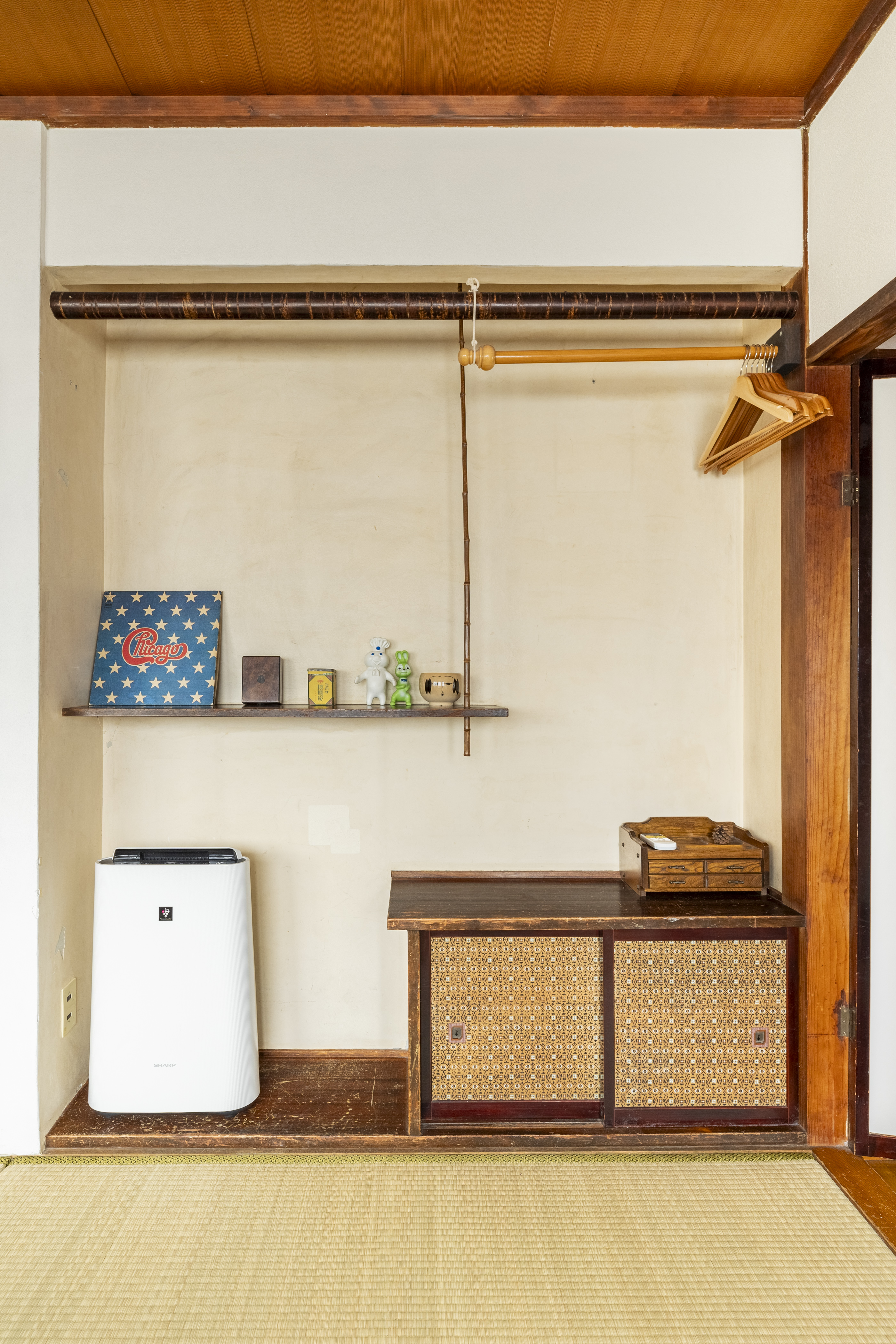 ベッドルーム1：ダブルベッド1台・布団3組