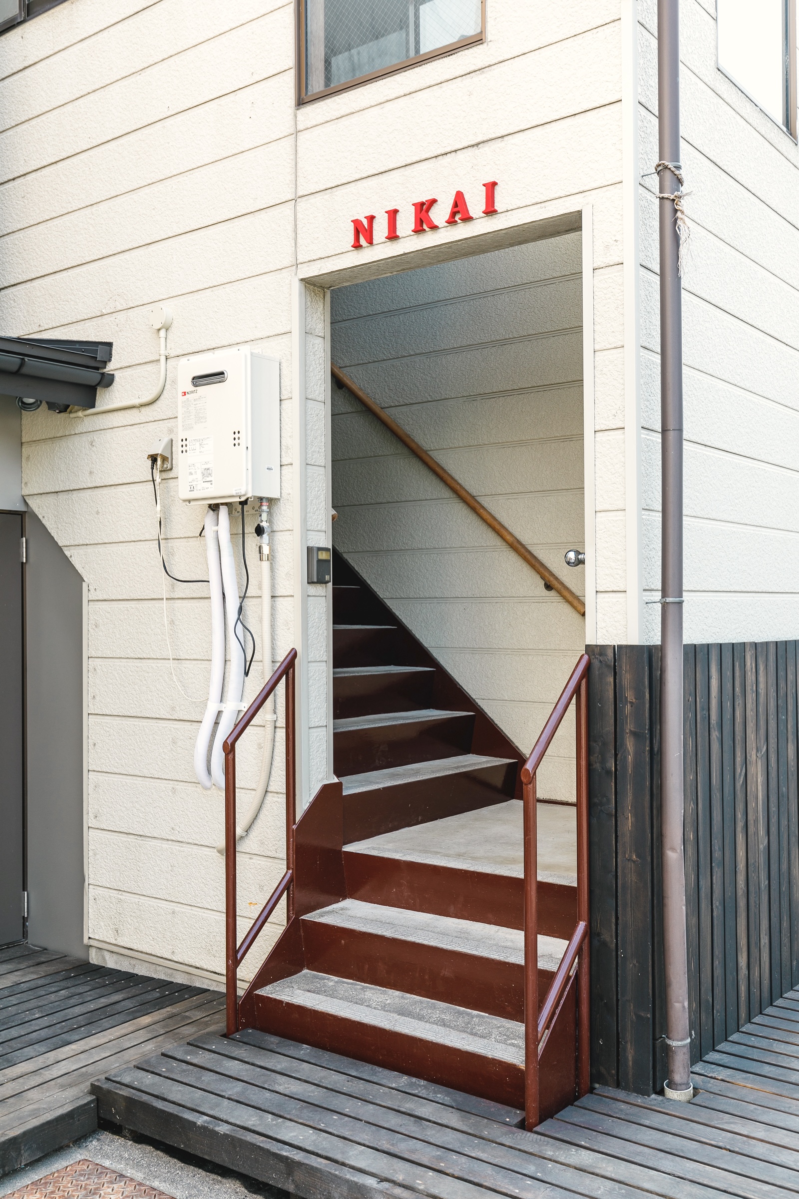 【NIKAI/二階】玄関へ続く階段