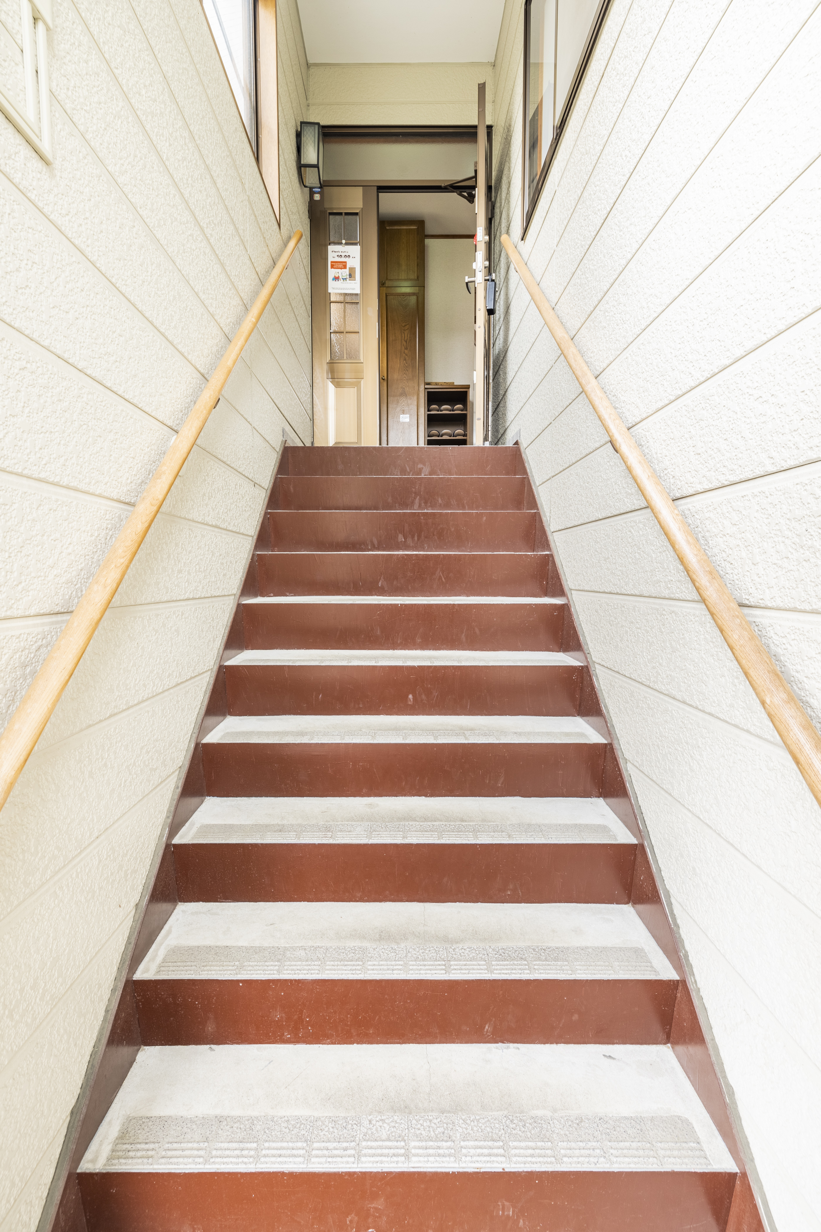 【NIKAI/二階】玄関へ続く階段