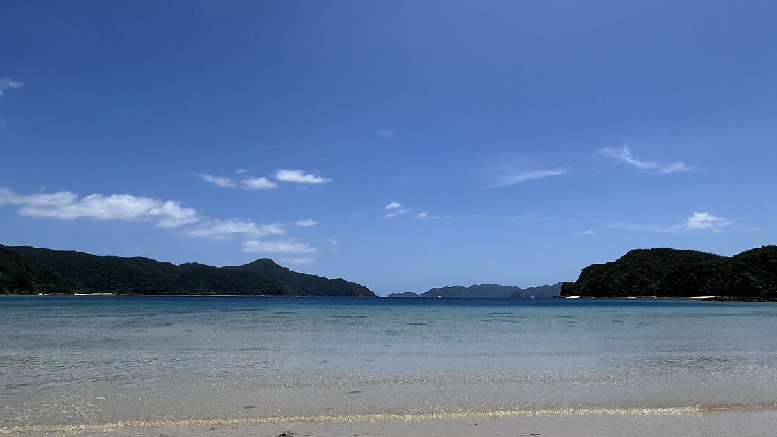 「伝泊　しまゆらう縁の宿」から徒歩数十秒のビーチ。