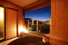 檜造りの露天風呂からはライトアップされた厳島神社を眺めながら