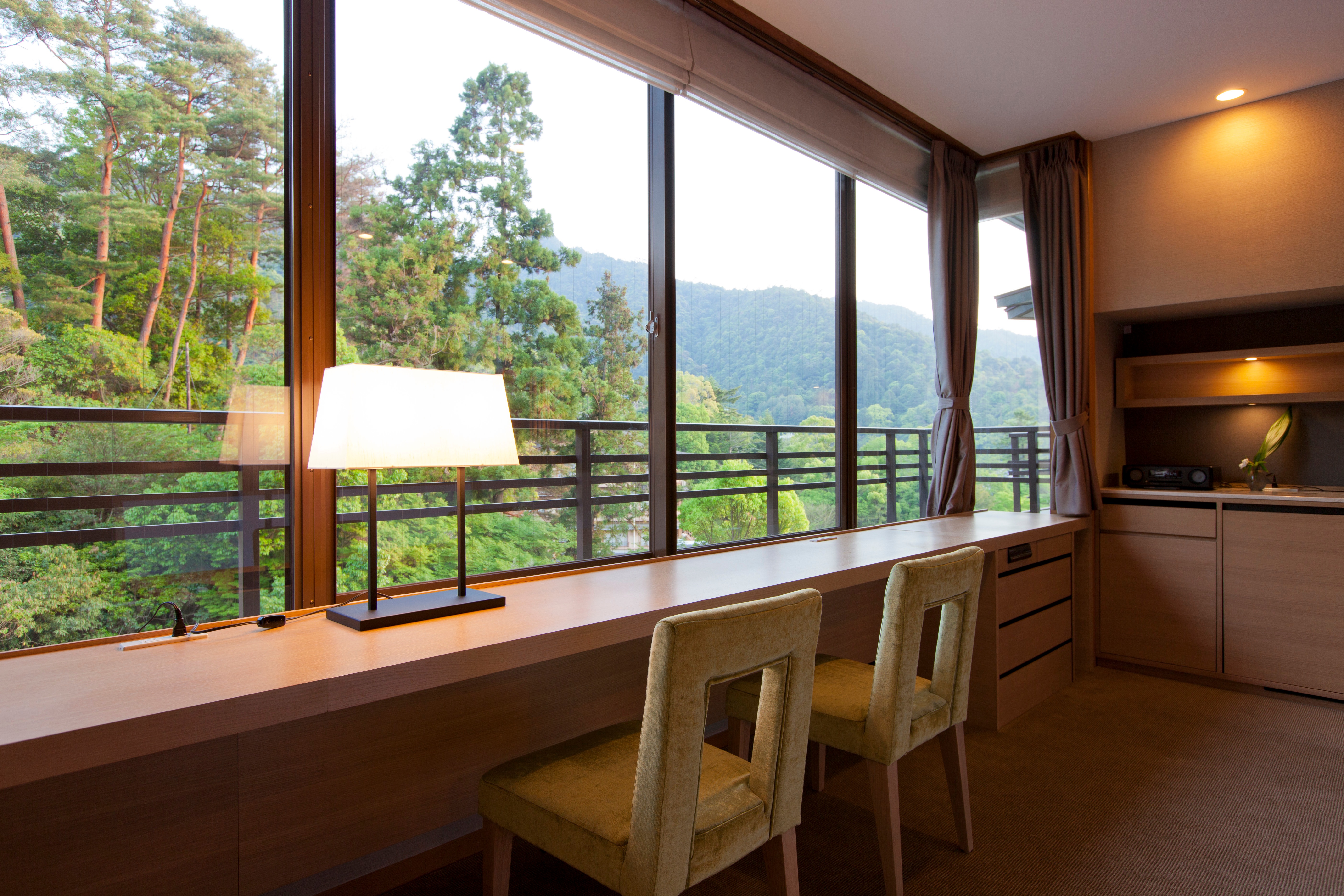 大きく開けた窓から、霊峰弥山を望む見晴しのいい特別室