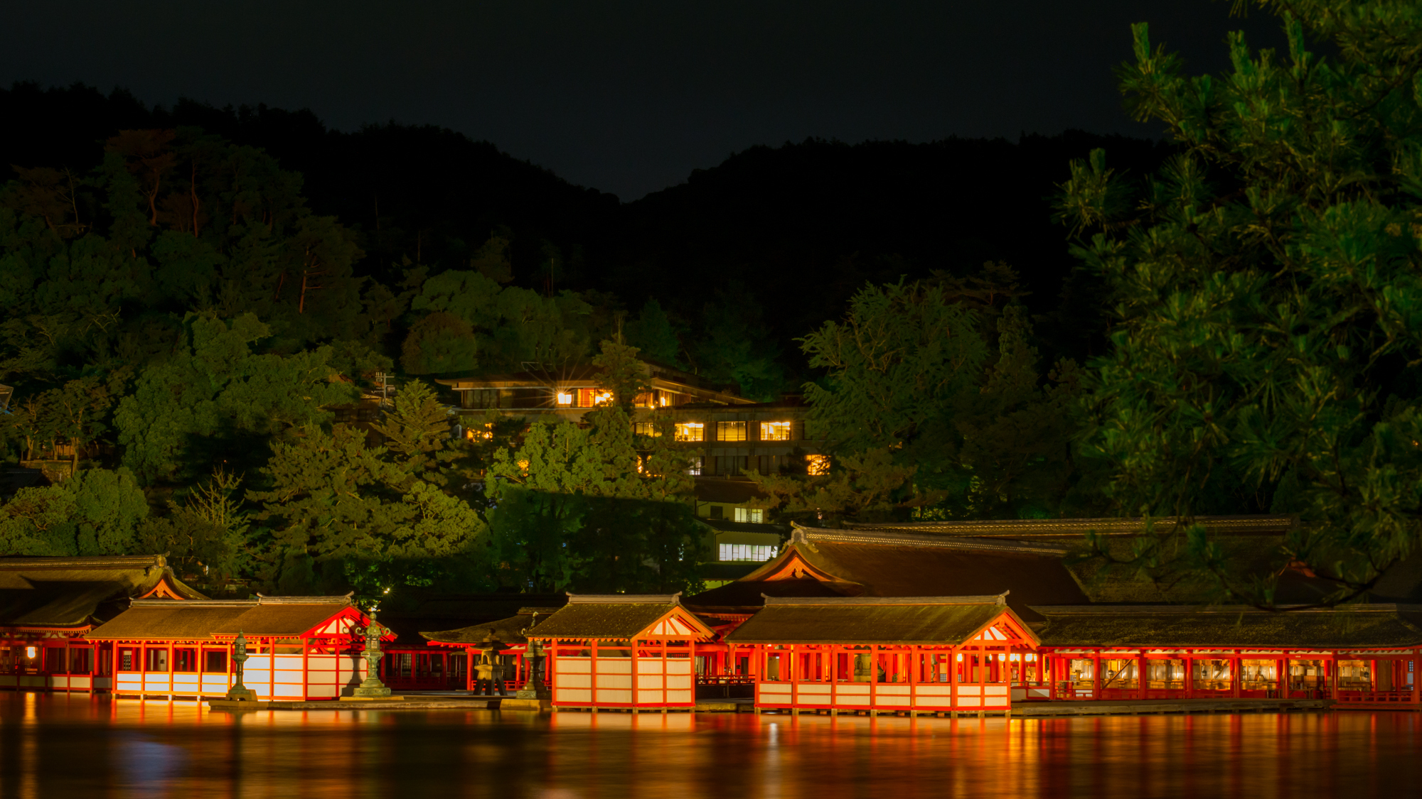 夜の外観