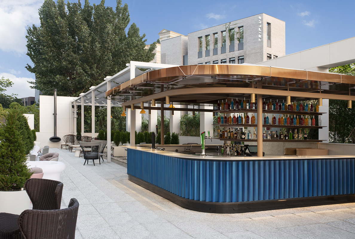 屋外プール ラウンジ（Altitude Pool）