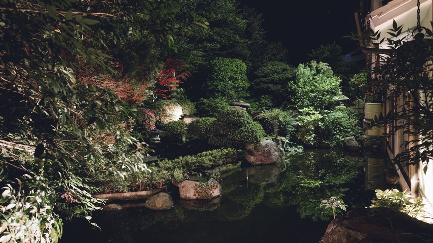 【　日本庭園（夜）　】　お部屋や館内から眺める夜の庭園