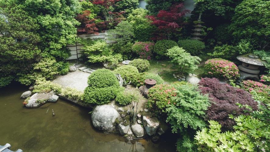 【　日本庭園　】お部屋や館内から眺める庭園は、四季折々の美しさが御座います