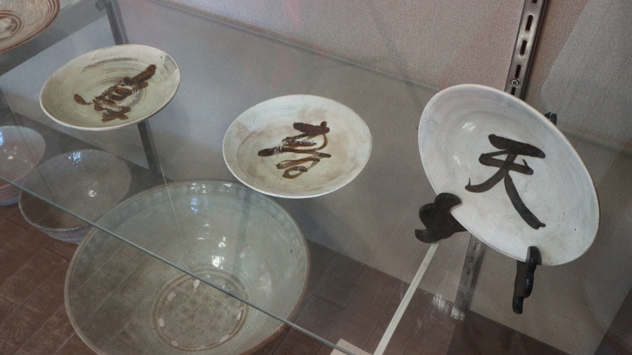 *【レストラン】陶芸家の小林東五氏の作品を飾っております