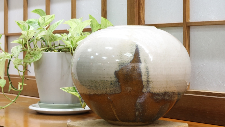 *【レストラン】陶芸家の小林東五氏の作品を飾っております