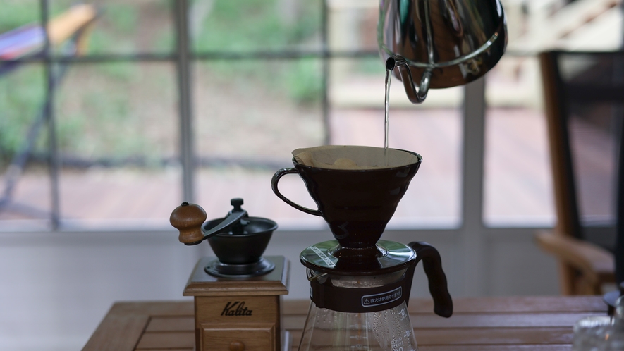 コーヒーミルとドリッパーで淹れたてのコーヒーをどうぞ♪